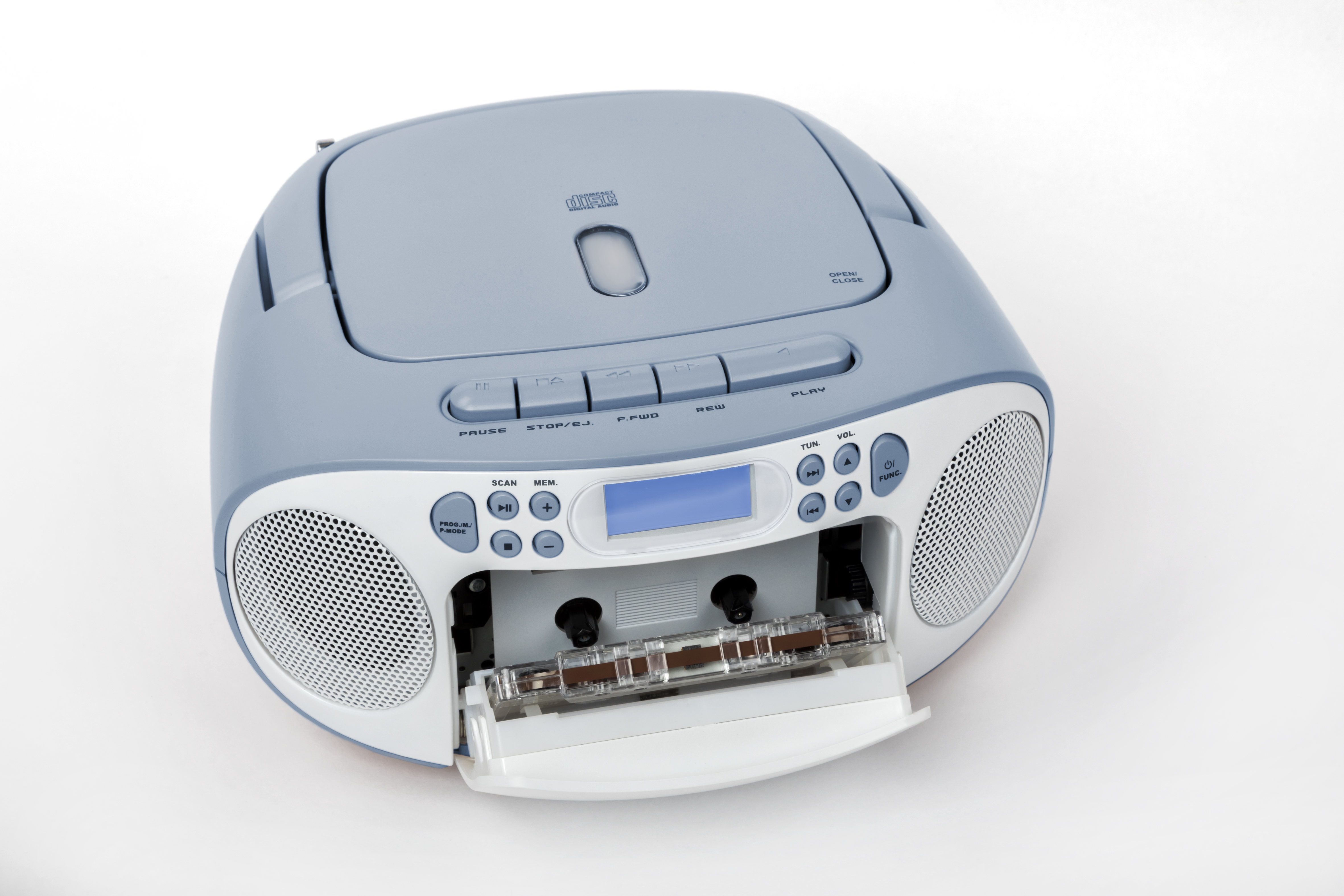 Eine blau-graue Boombox mit offenem Kassettenfach, auf weißem Hintergrund.
