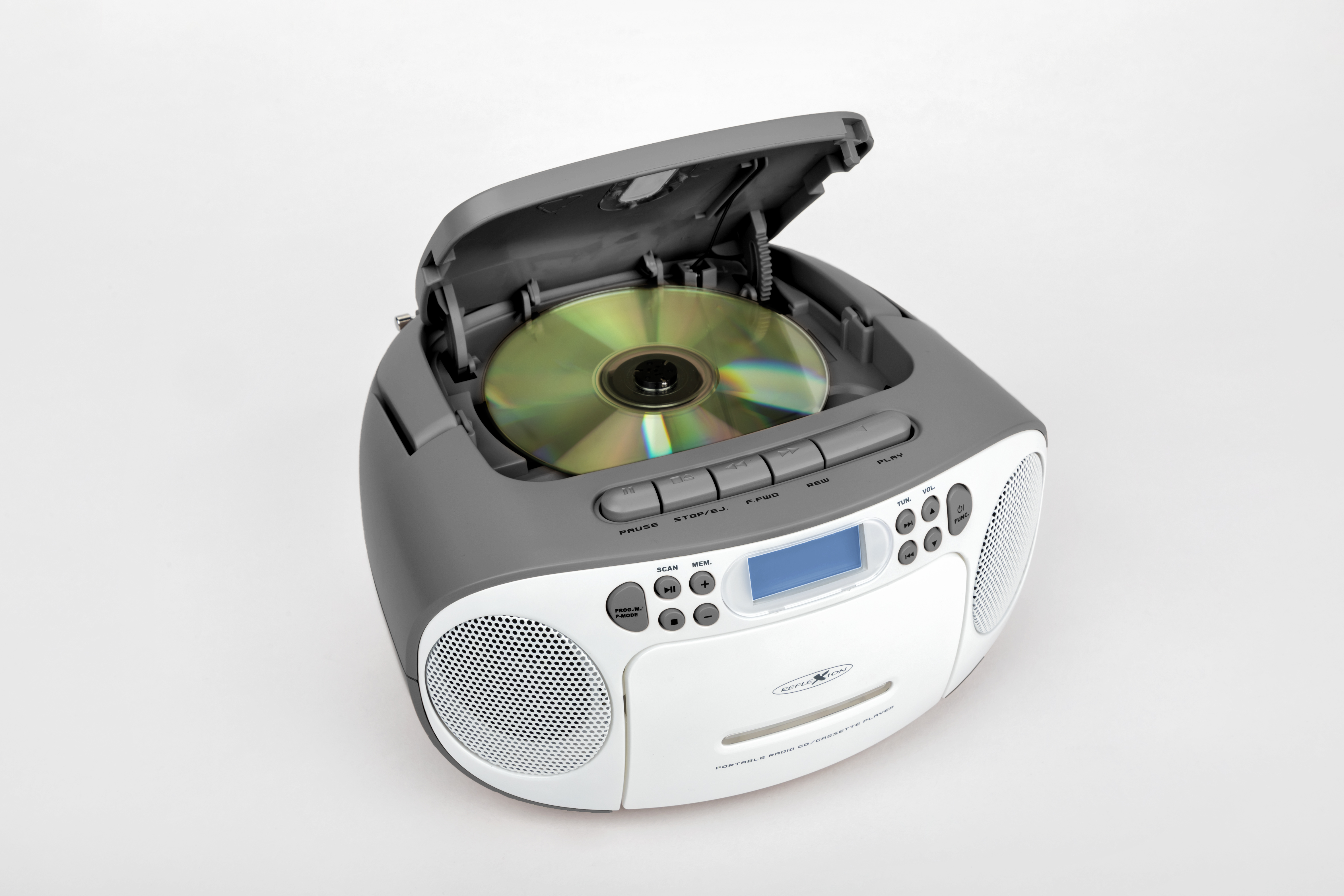 Ein CD-Player mit einer Disc im Inneren. Er ist grau und weiß, mit Knöpfen und einem Display.