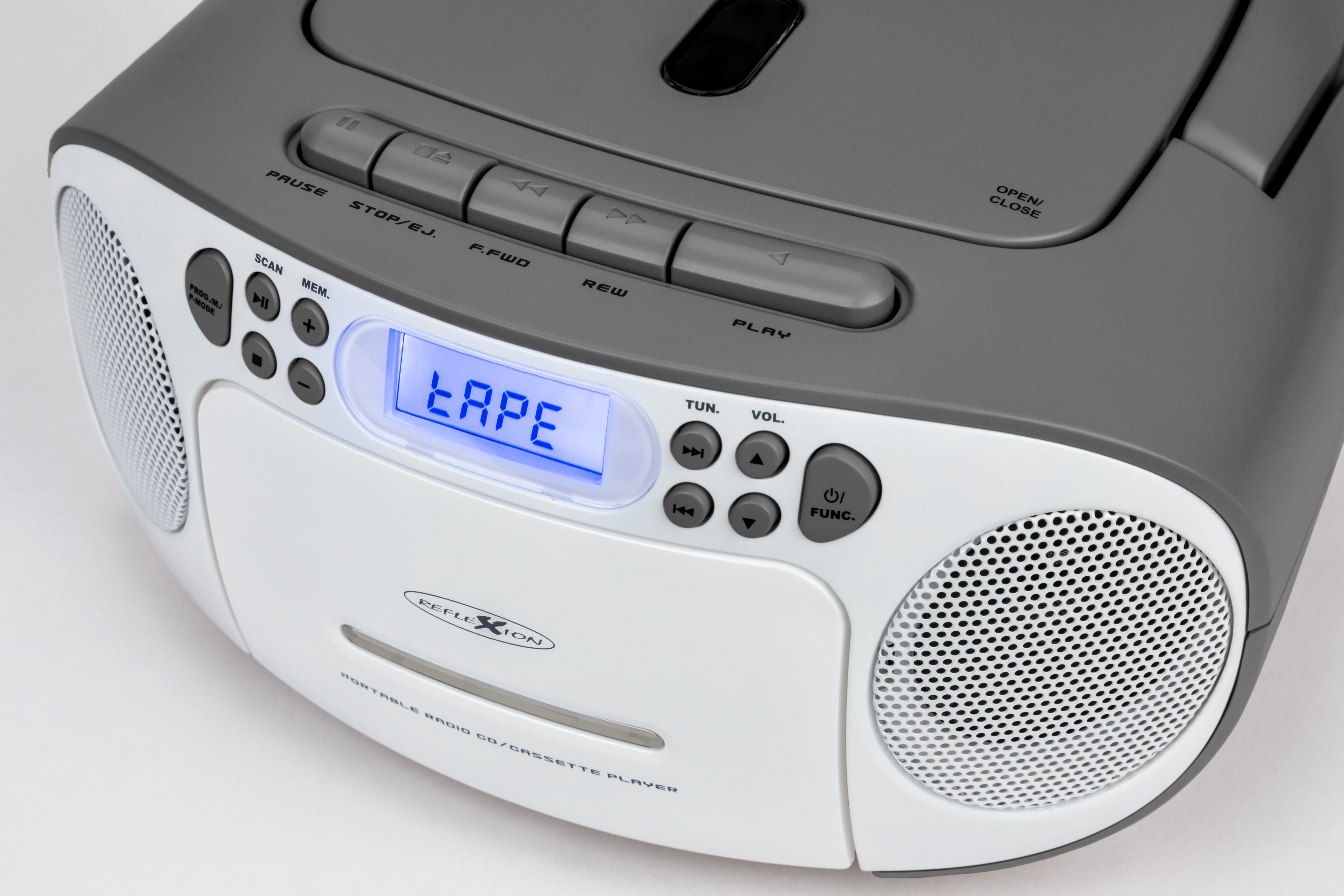 Tragbarer Radio-Kassetten-Player mit Anzeige „TAPE“. Das Gerät ist weiß und grau.
