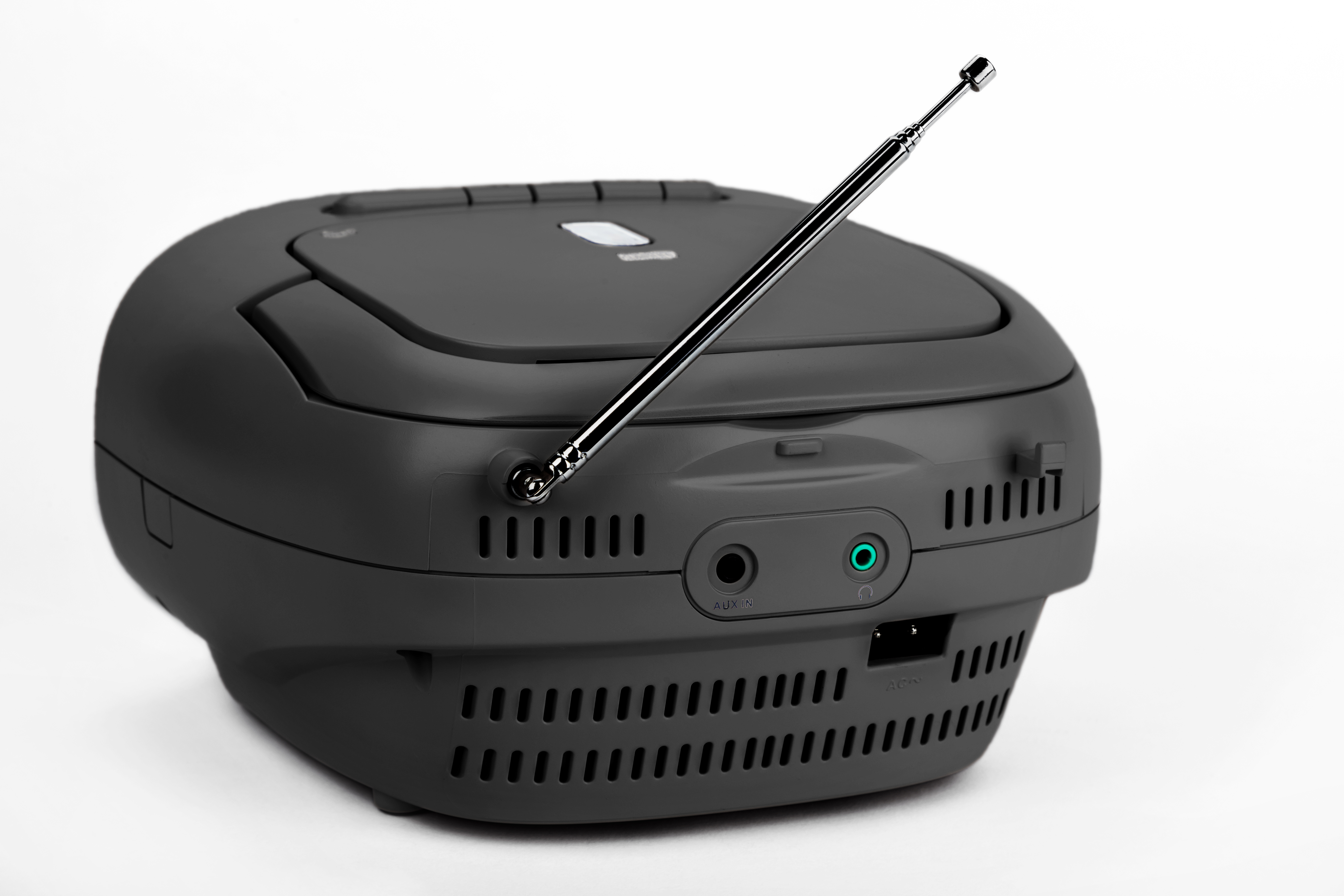 Un lecteur radio-cassettes noir avec antenne argentée, vue arrière avec ports, isolé sur fond blanc.