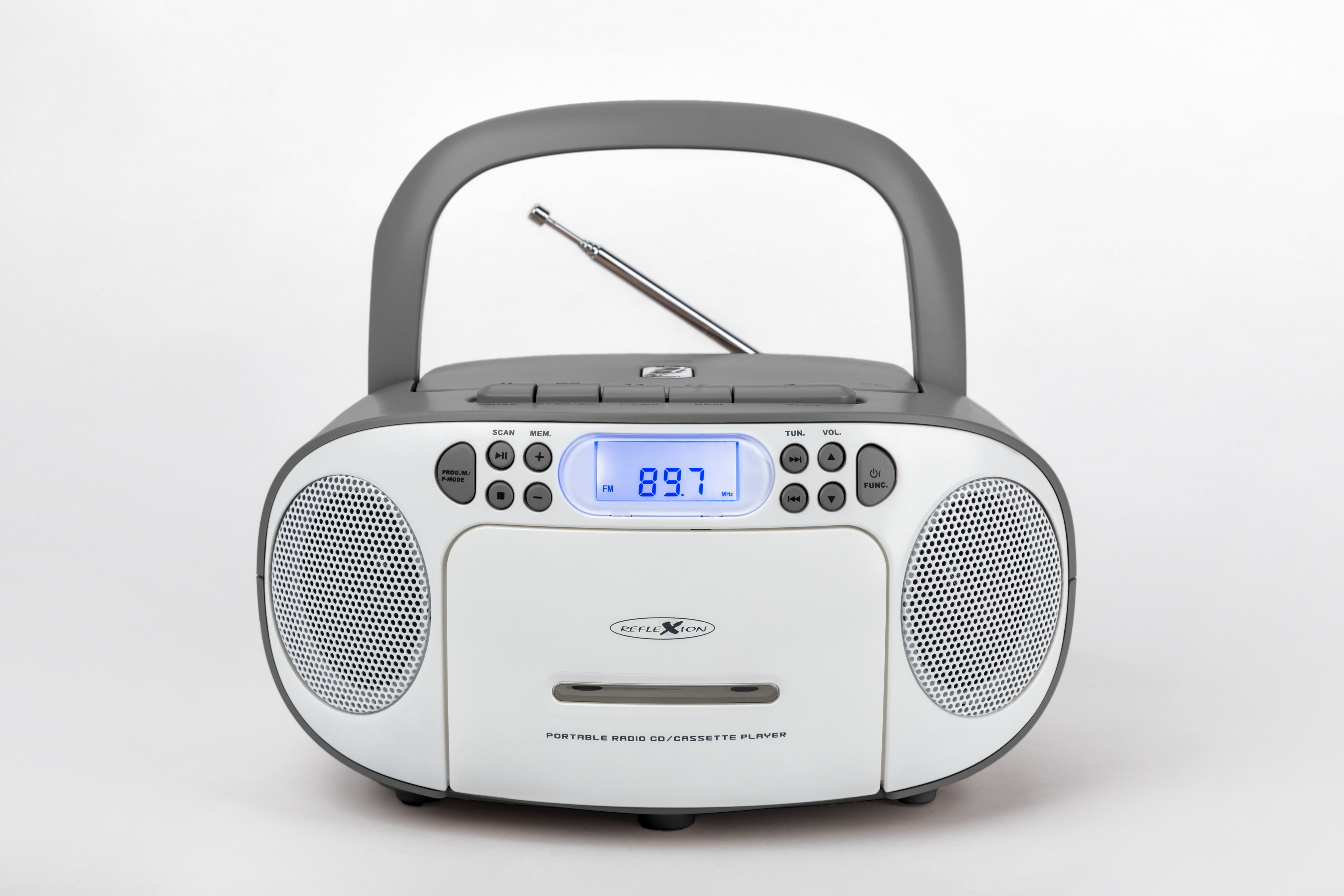 Ein weiß-graues tragbares Radio mit Griff und ausziehbarer Antenne, auf weißem Hintergrund.