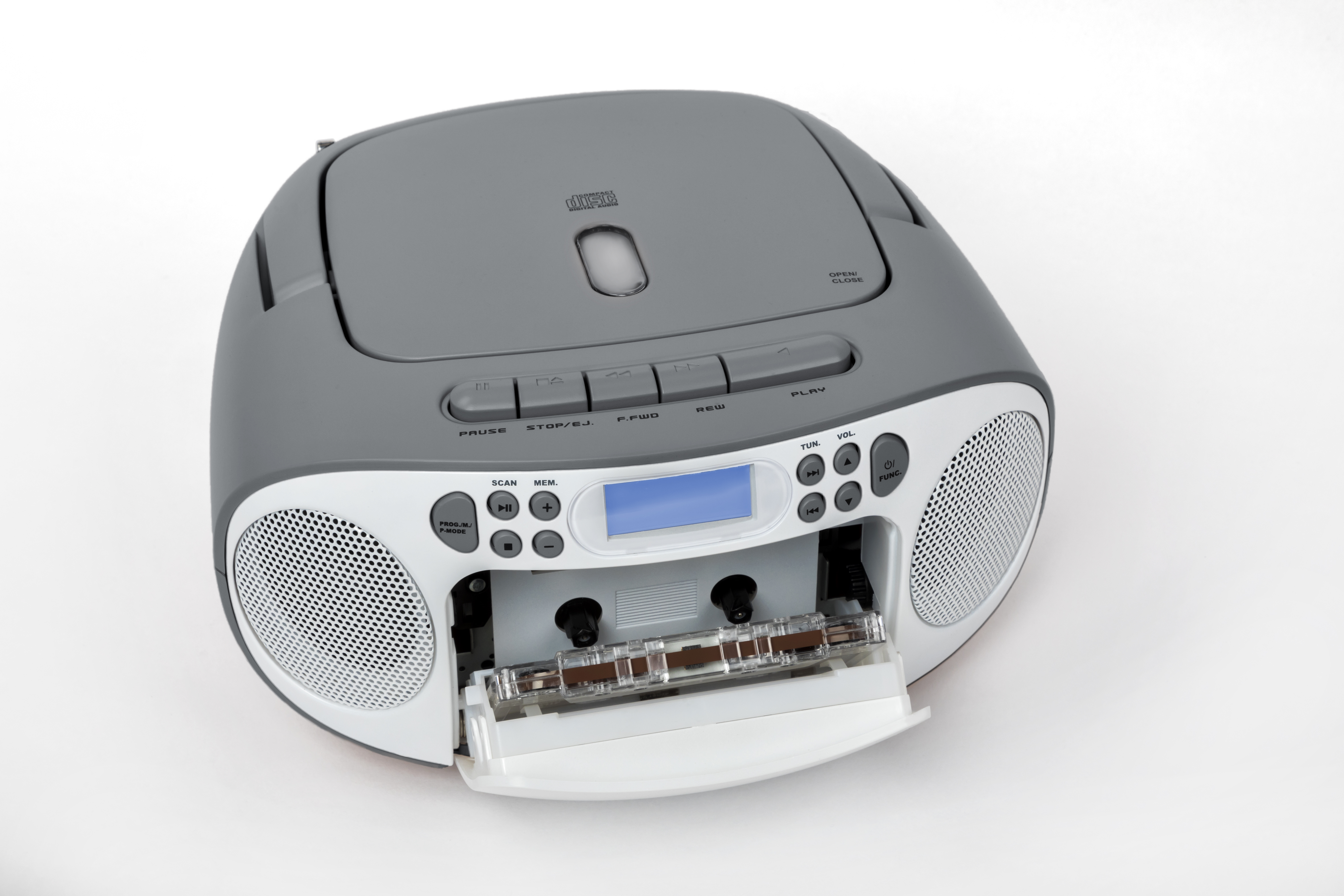 Boombox grise avec porte cassette ouverte, boutons, fente CD et haut-parleurs sur fond blanc.