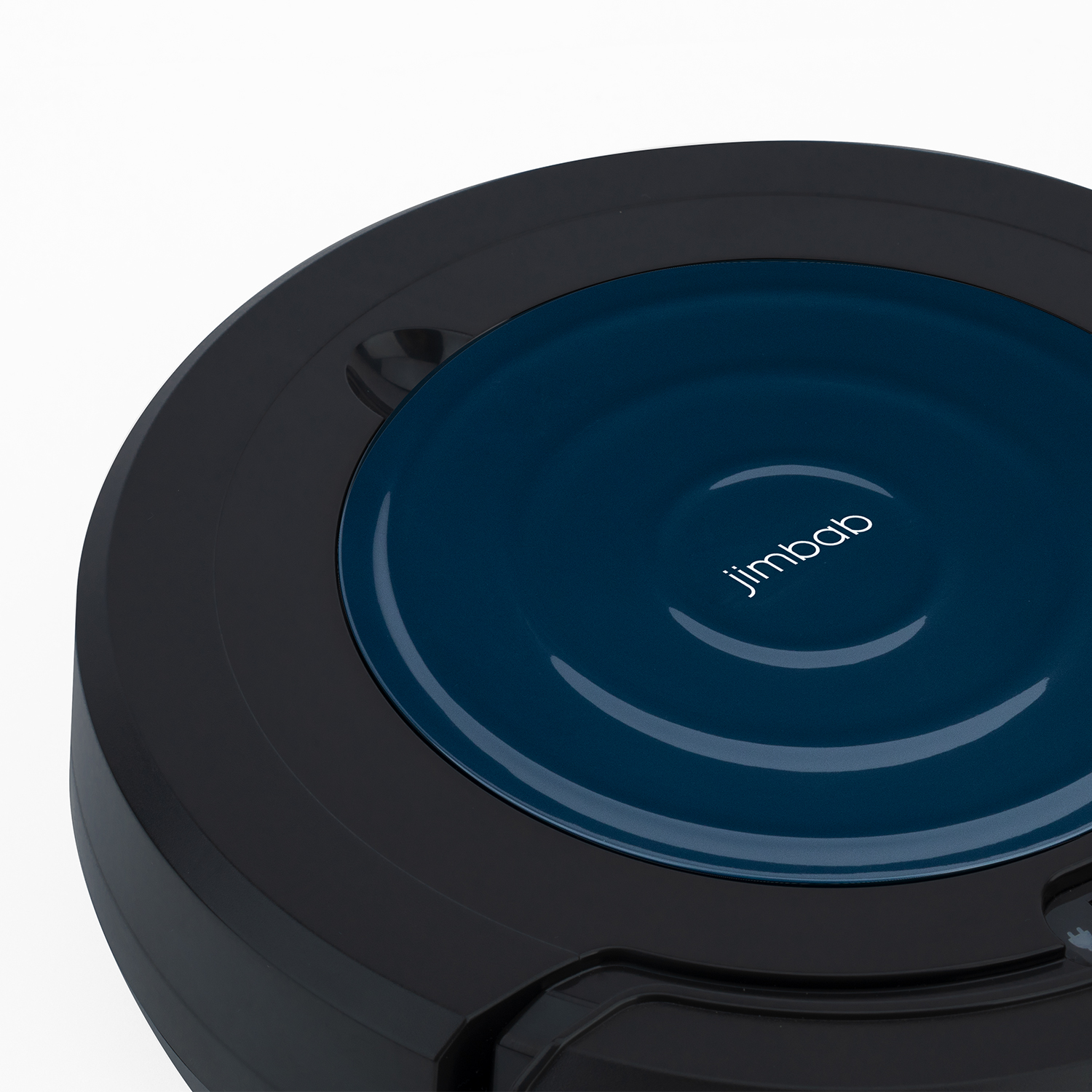 Czarny i niebieski robot sprzątający na białym tle, zbliżenie.