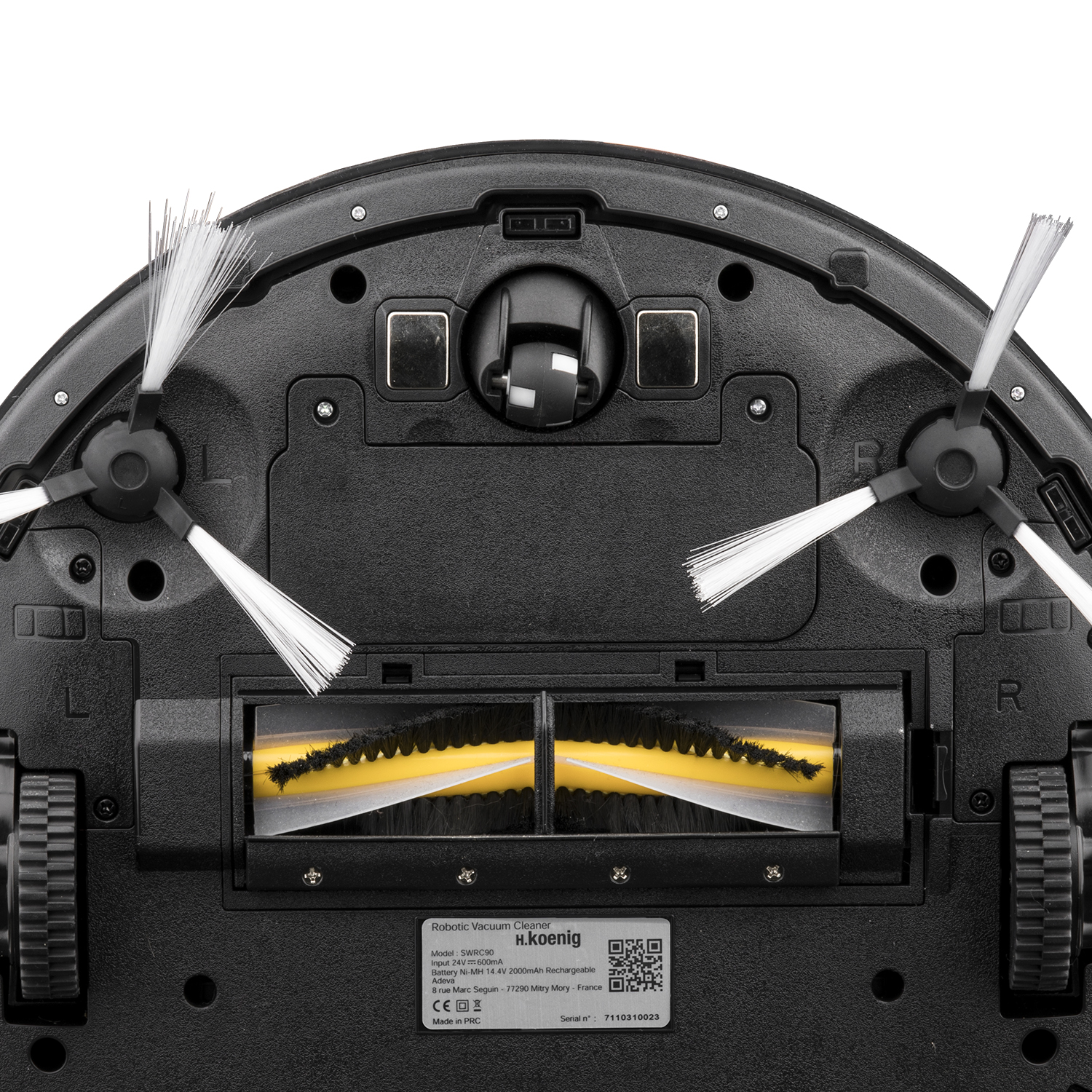 Widok od spodu czarnego robota odkurzającego ze szczotkami i kołami. Białe tło.