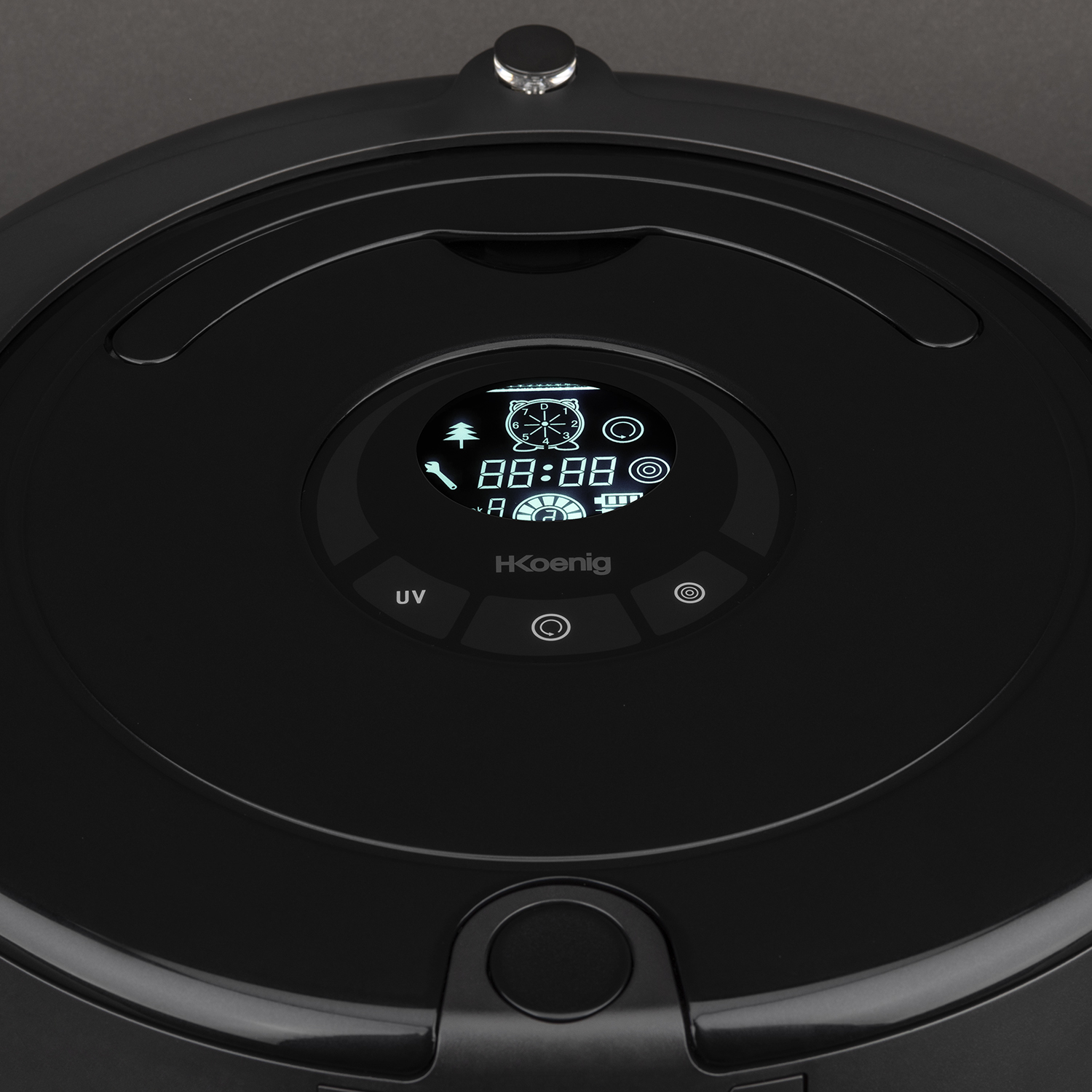 Zbliżenie na ekran czarnego odkurzacza automatycznego. Pokazuje czas i symbole.