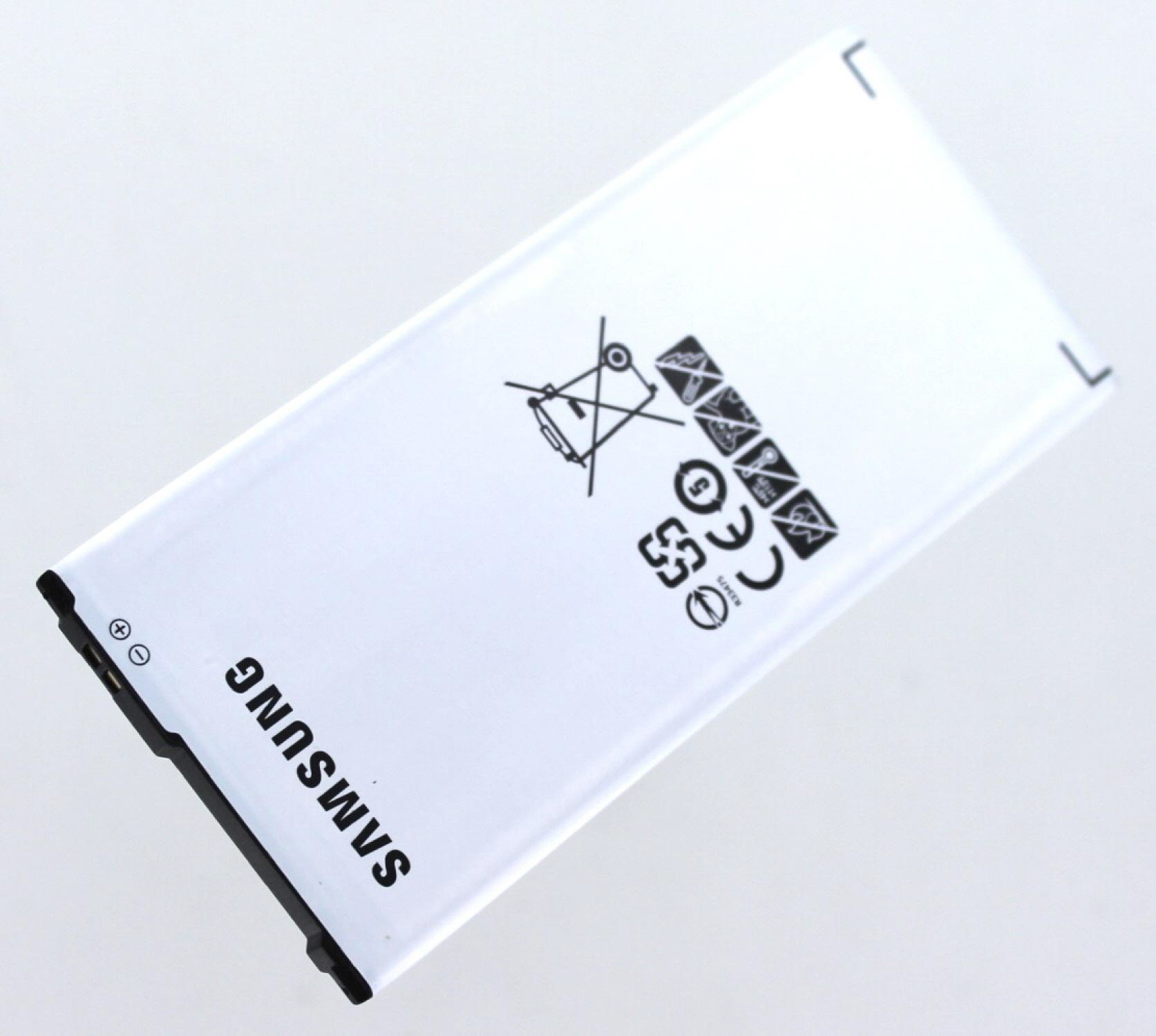 Weiße Samsung-Batterie mit schwarzem Text und Symbolen. Weißer Hintergrund.