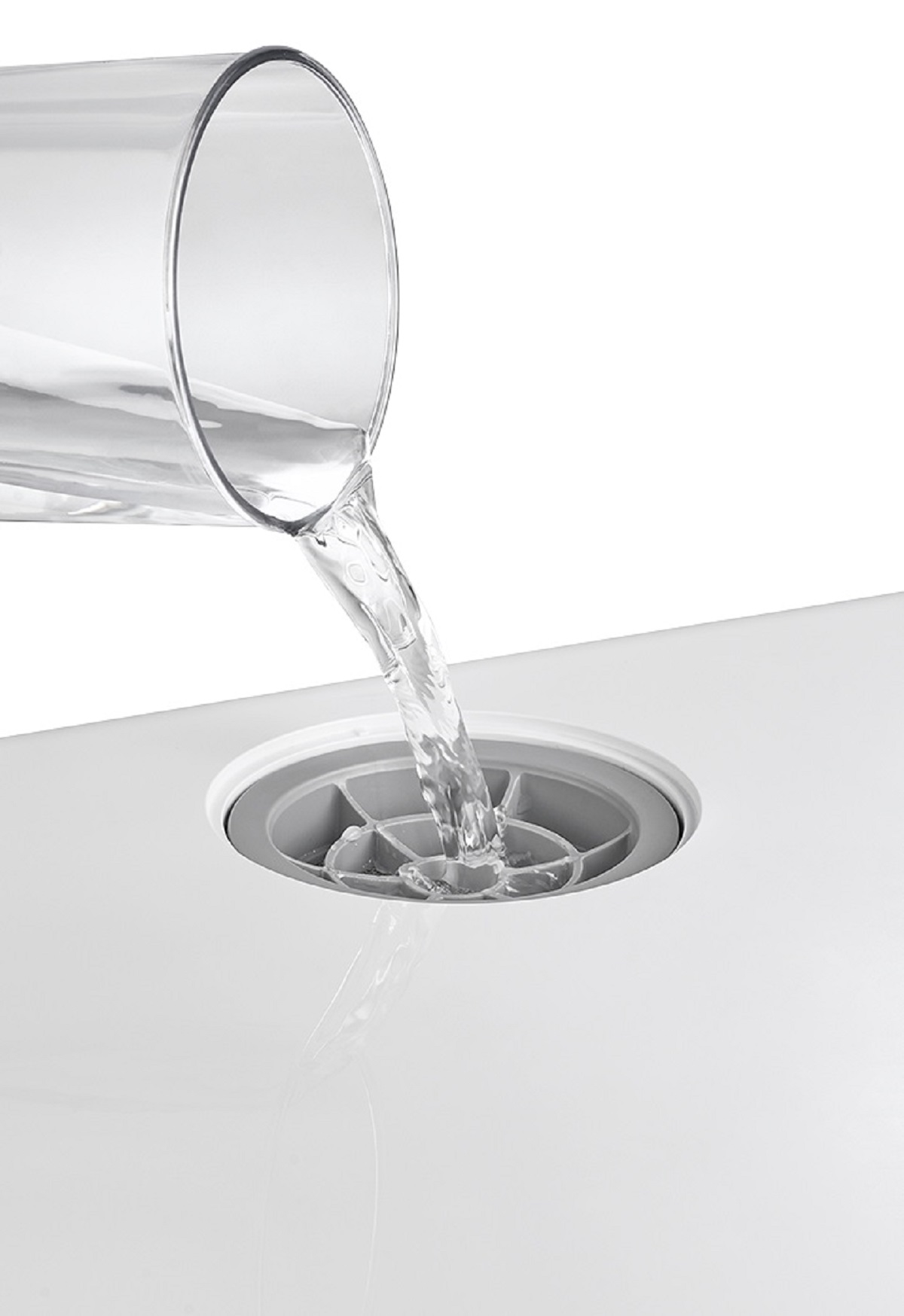 Wasser wird in ein weißes Waschbecken mit grauem Abfluss gegossen.