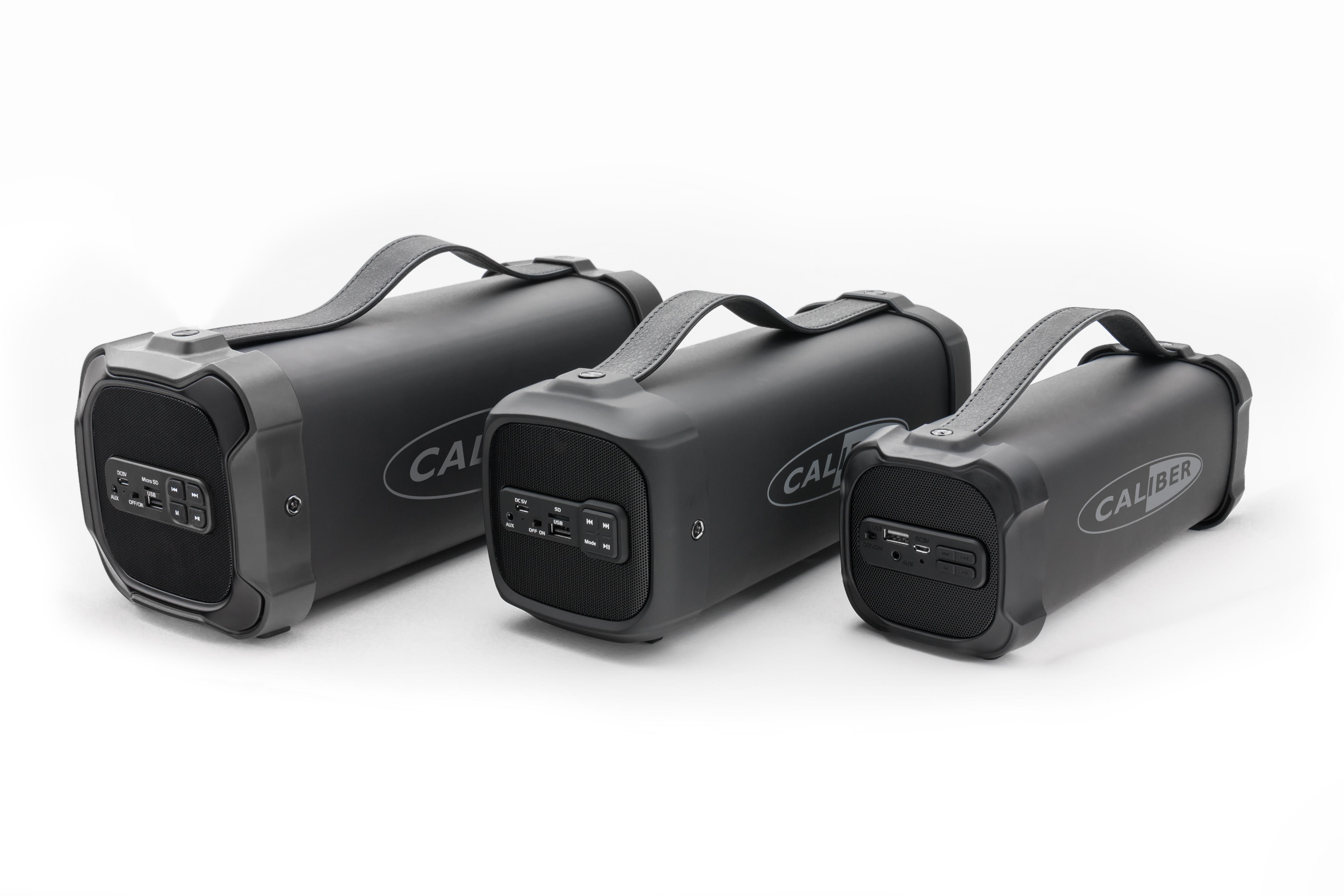 Drie zwarte Caliber-speakers van verschillende formaten, met handvatten en bedieningspanelen. Witte achtergrond.