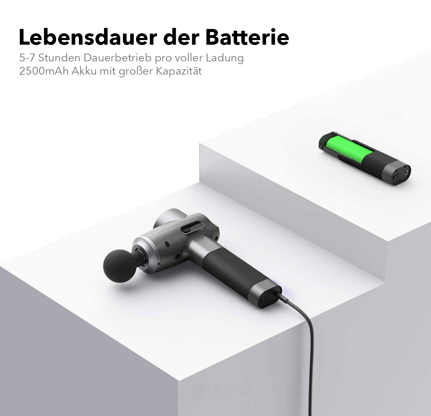 Graue Massagepistole auf weißen Stufen. Akku und Text zur Akkulaufzeit im Hintergrund.