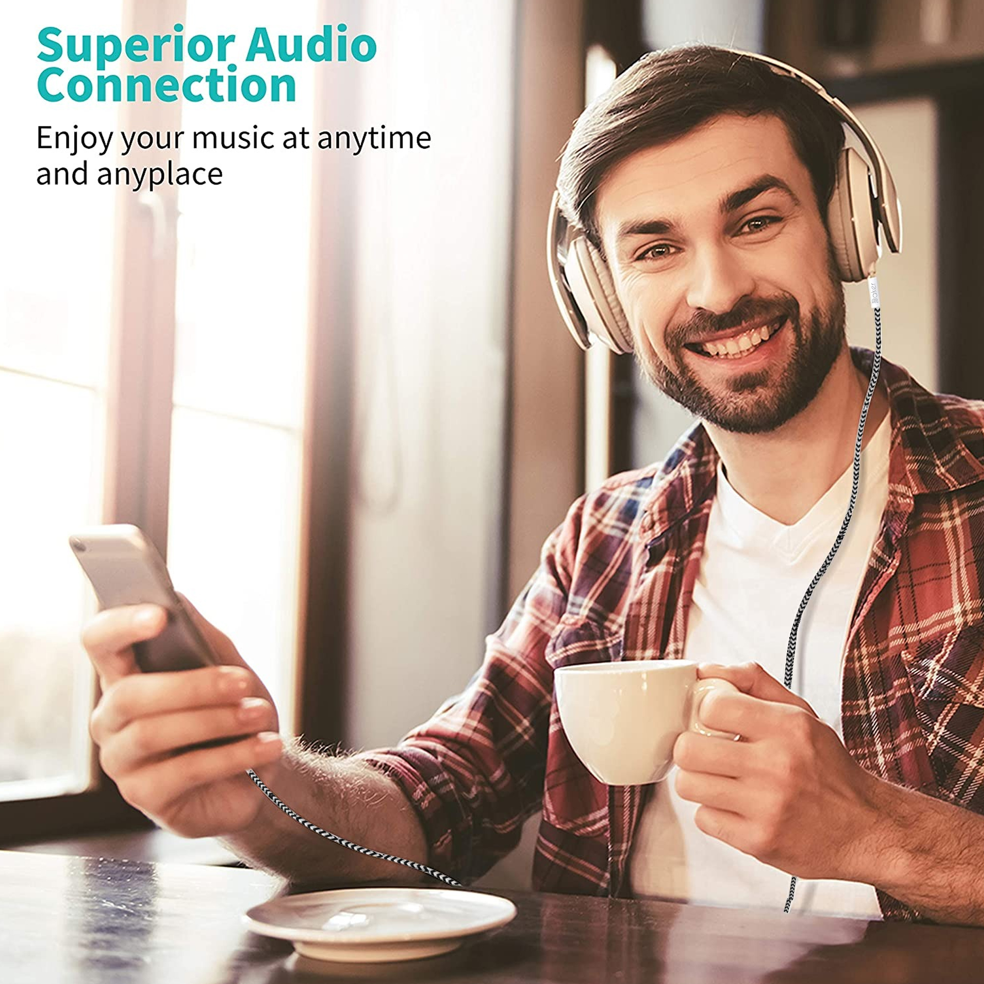 Lächelnder Mann mit Kopfhörern und Telefon. Hält eine Tasse. Text über Audioverbindung.