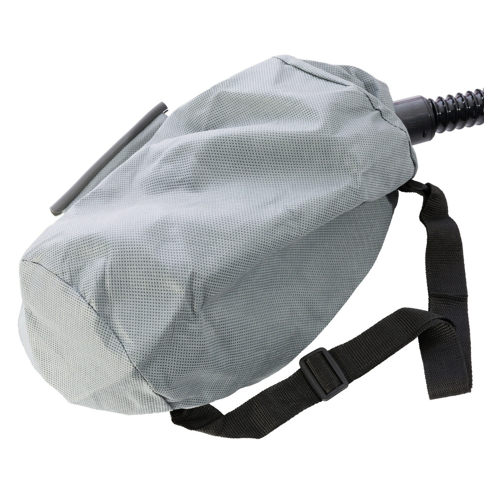 Graue Gasmaskentasche mit Riemen. Schlauch an der Tasche befestigt. Weißer Hintergrund.