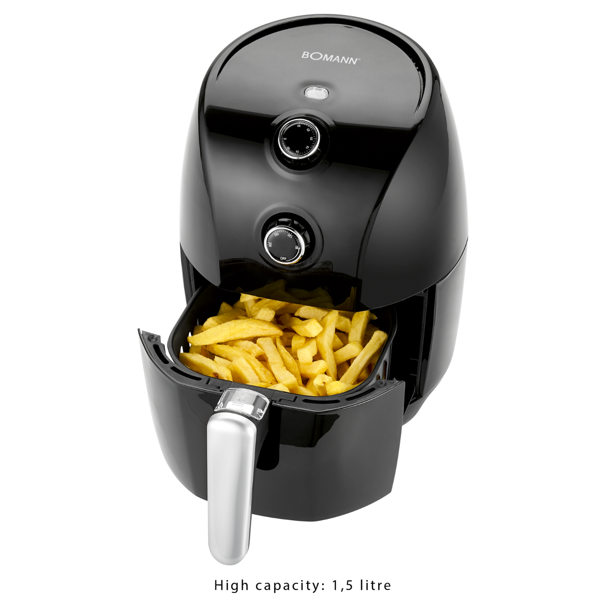 Friteuse à air noire avec des frites dans le panier et deux boutons de commande. Fond noir.
