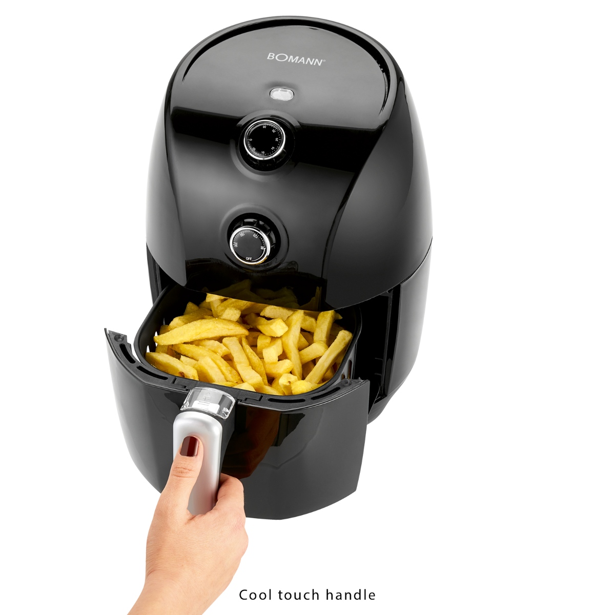 Friteuse à air noire avec frites à l'intérieur et personne tenant la poignée.