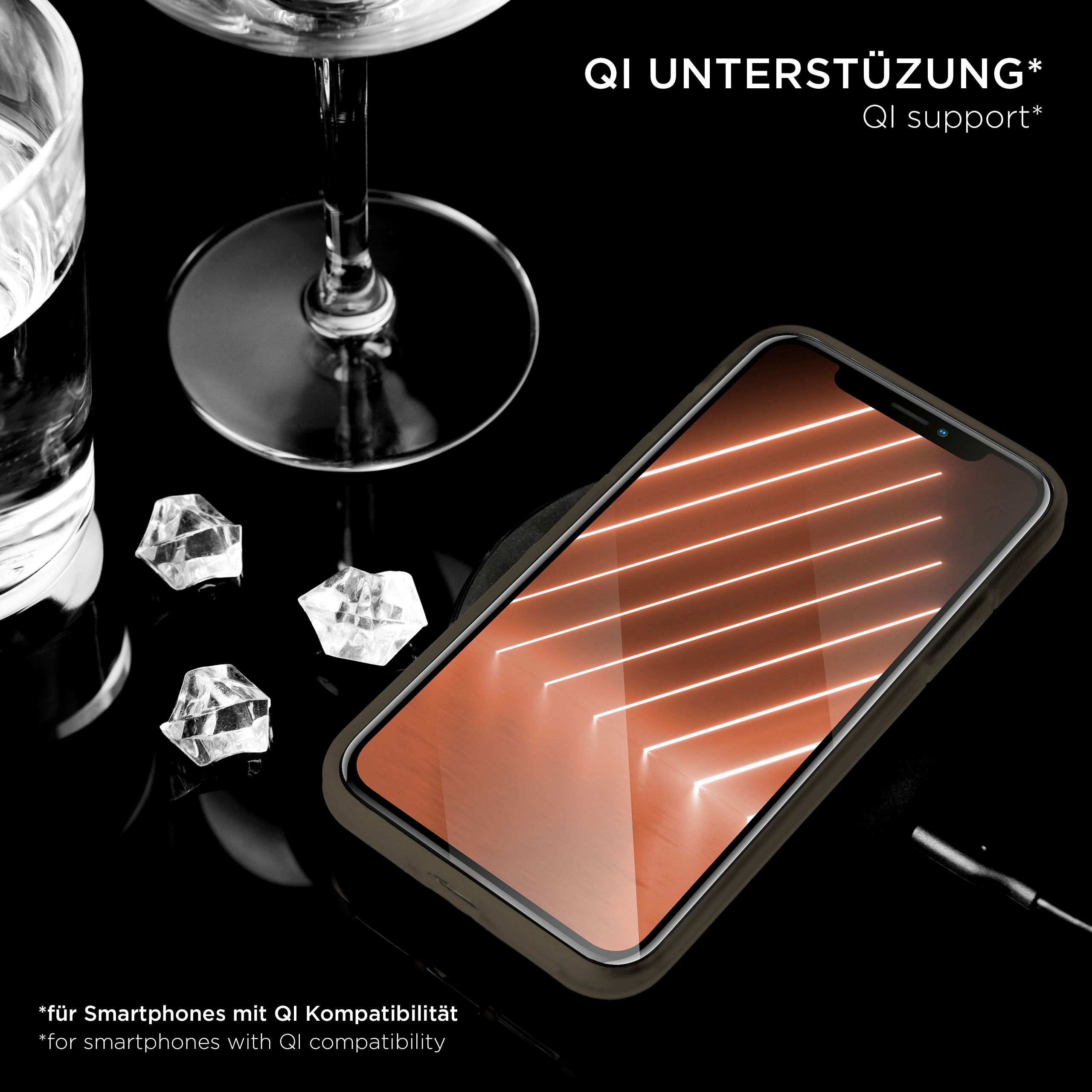 Ein Smartphone wird kabellos geladen. Ein Weinglas und Eiswürfel sind im Hintergrund auf schwarzem Untergrund.