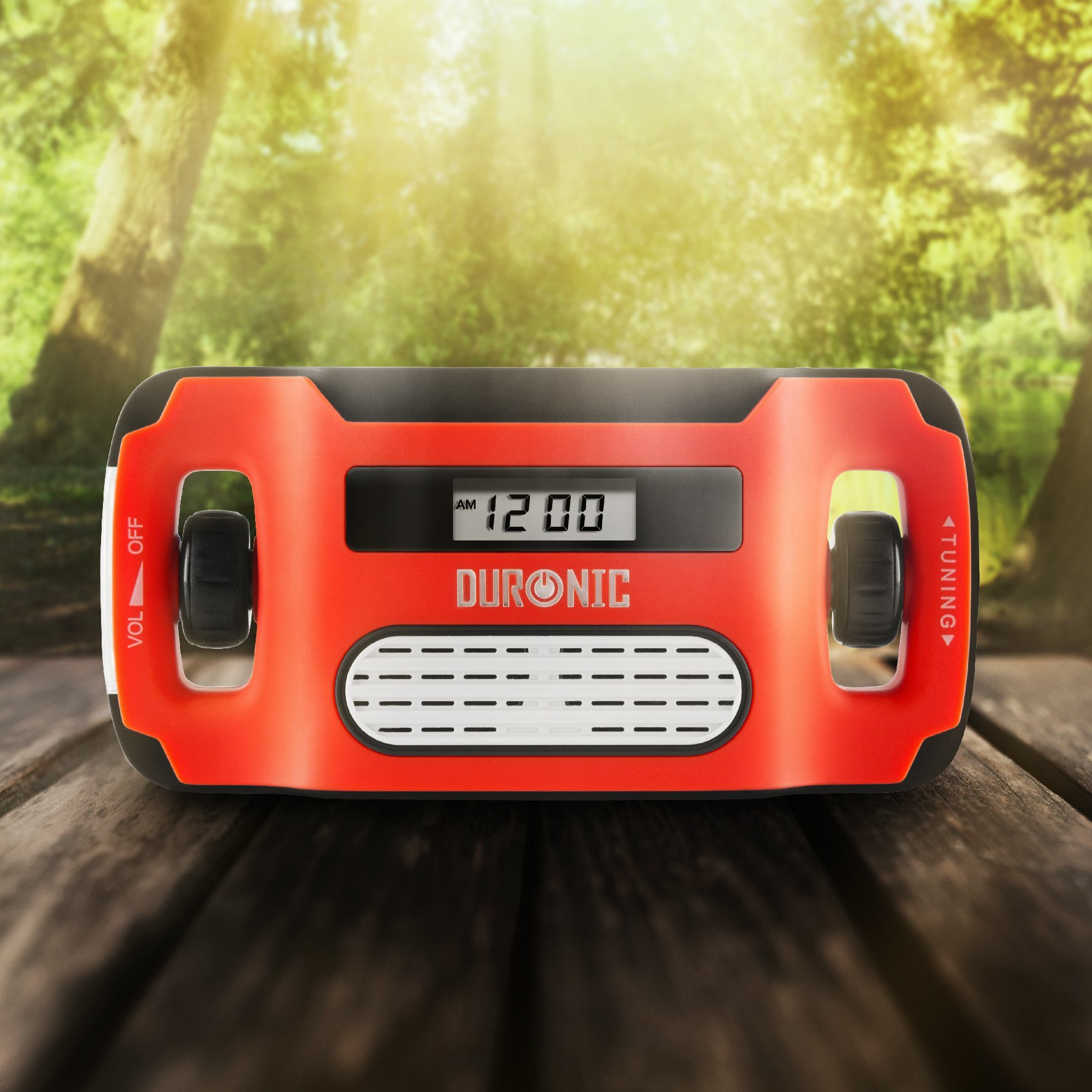 Rotes und schwarzes Radio mit Digitalanzeige, auf einer Holzoberfläche.
