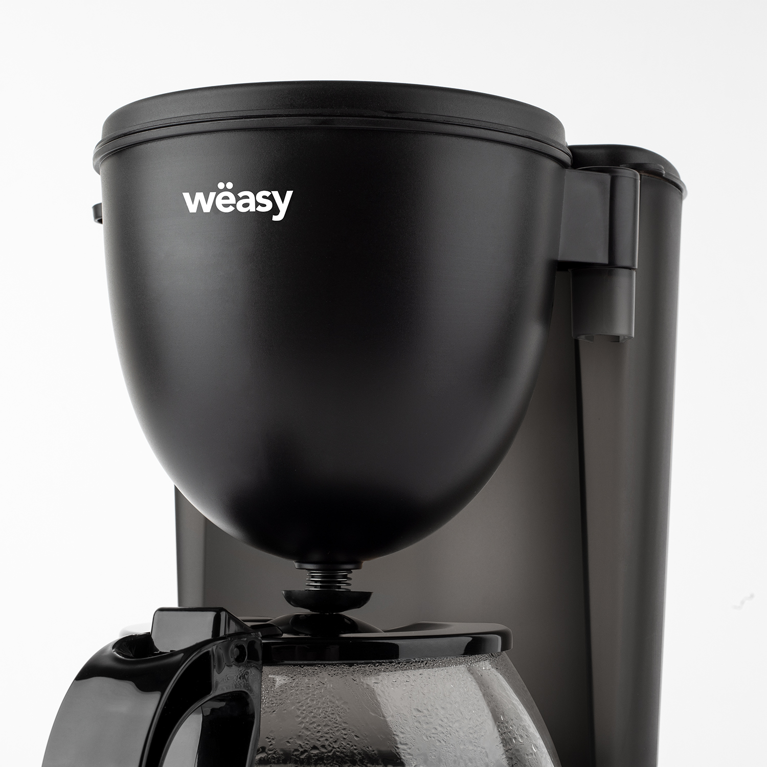 Schwarze Kaffeemaschine mit dem Markennamen 'weasy' auf der Vorderseite. Die Karaffe ist transparent.
