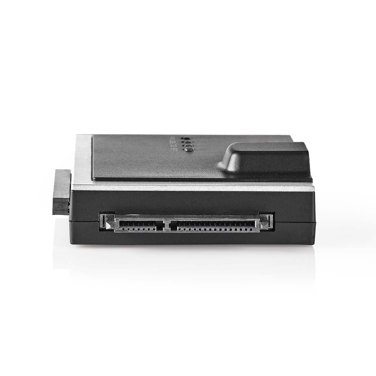 Adattatore SATA a USB. Nero e argento. Visto di lato su sfondo bianco.