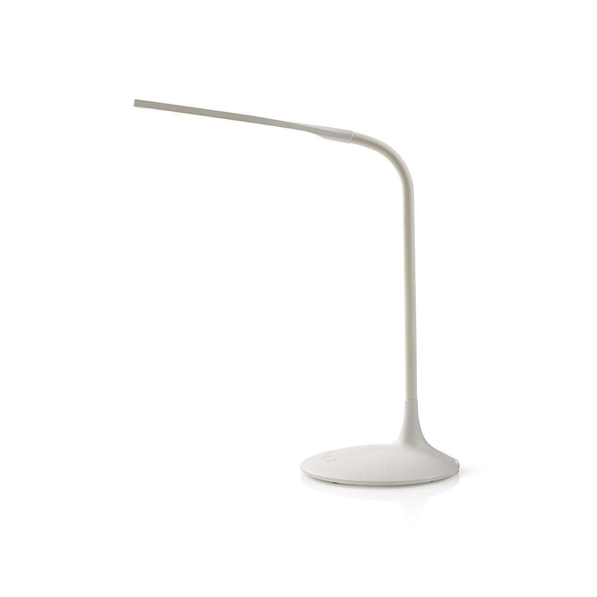 Una lampada da scrivania bianca con collo curvo e base rotonda. La lampada è su una superficie bianca.