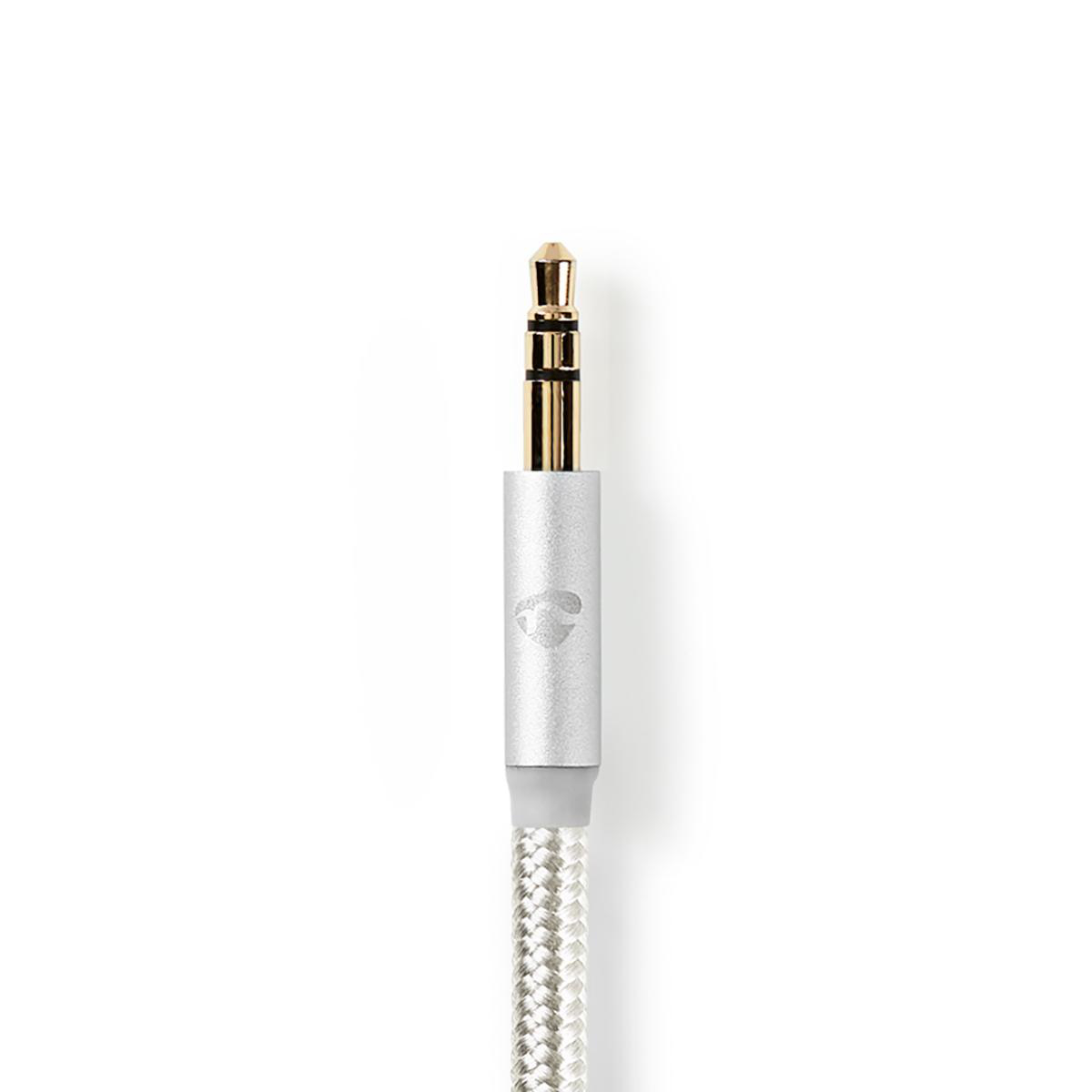 Ein goldfarbener Audioanschluss mit silbernem geflochtenem Kabel auf weißem Hintergrund.