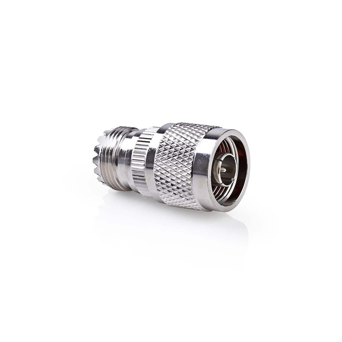 Ein silberner N-Typ-Stecker, ein Metallteil mit Rillen, befindet sich auf weißem Hintergrund.