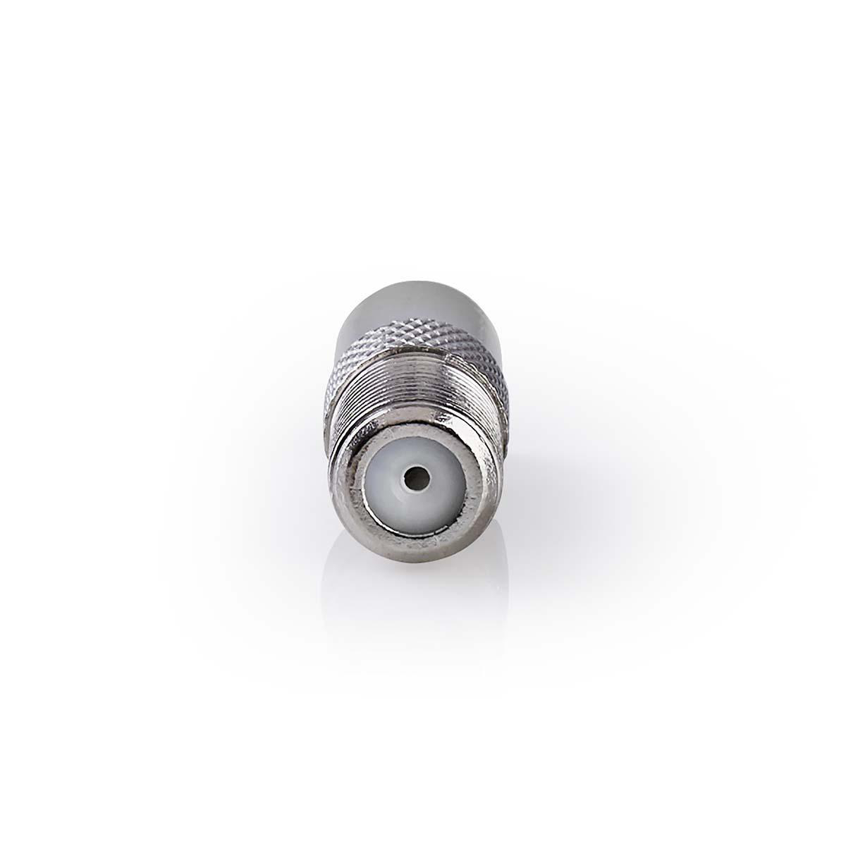 Silberner Koaxialkabelstecker, Nahaufnahme, auf weißem Hintergrund.