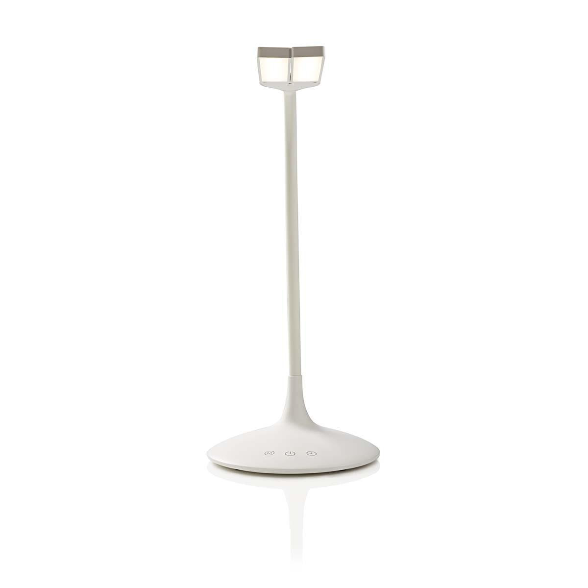 Una lampada da scrivania bianca con base rotonda, stelo lungo e testa luminosa quadrata. Lo sfondo è bianco.