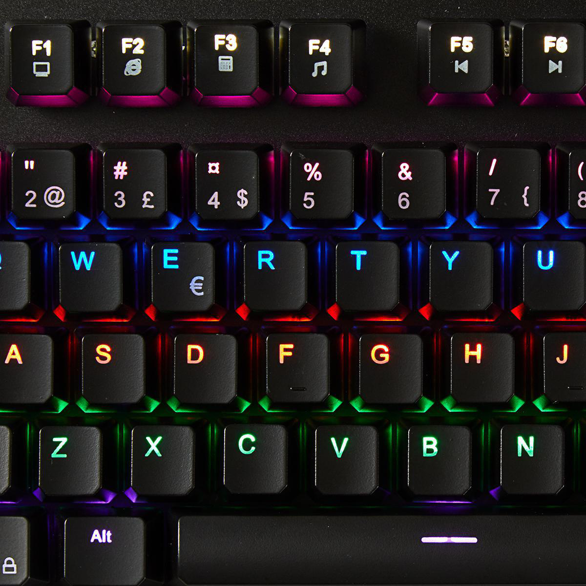 Nahaufnahme einer Tastatur mit beleuchteten Tasten, verschiedene Farben auf schwarzem Grund.
