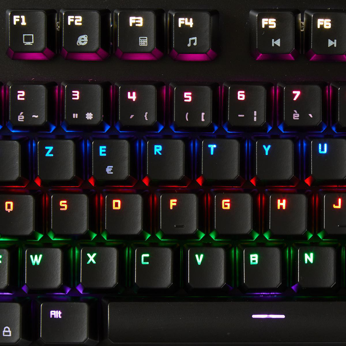 Nahaufnahme einer schwarzen Tastatur mit beleuchteten Tasten. Buchstaben und Symbole sind sichtbar.