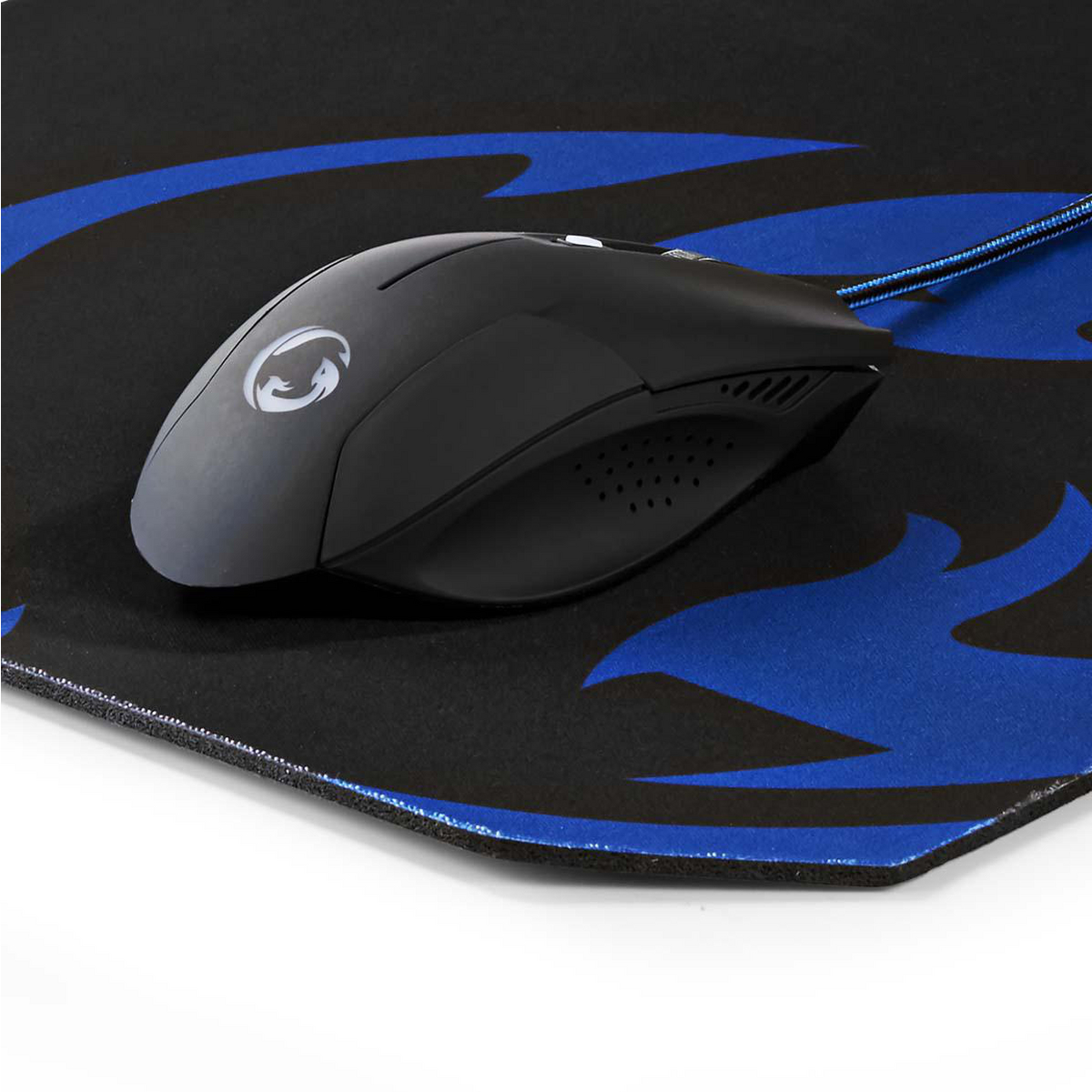 Schwarze Computermaus auf blau-schwarzem Mousepad, mit Logo auf der Maus.