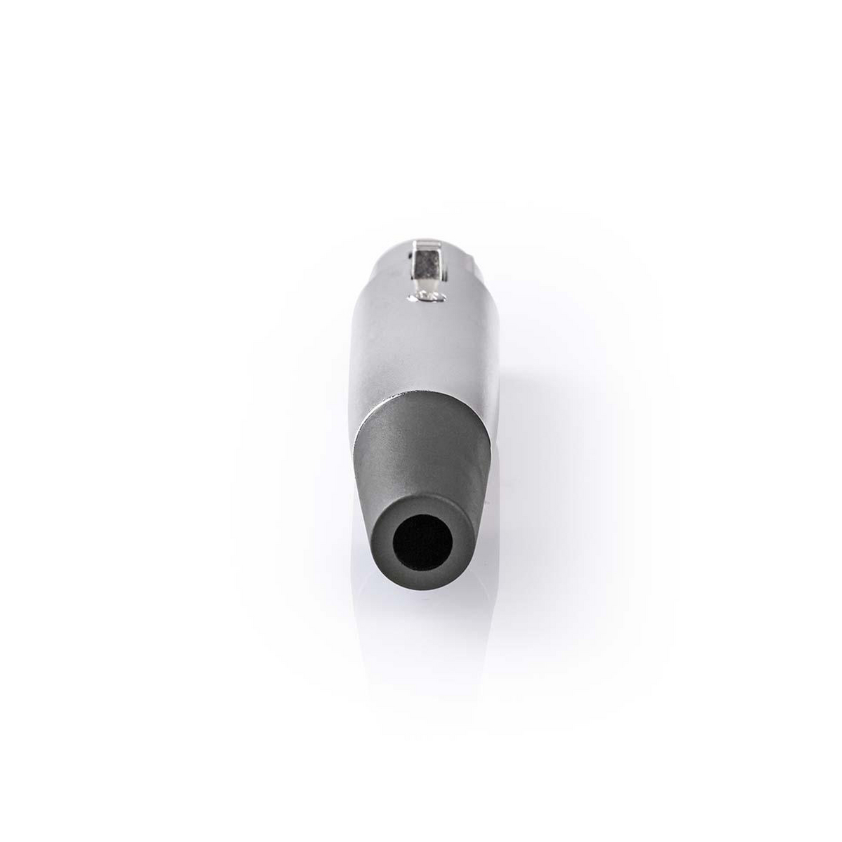Een zilverkleurige XLR-connector geïsoleerd op een witte achtergrond, met een zwart uiteinde.