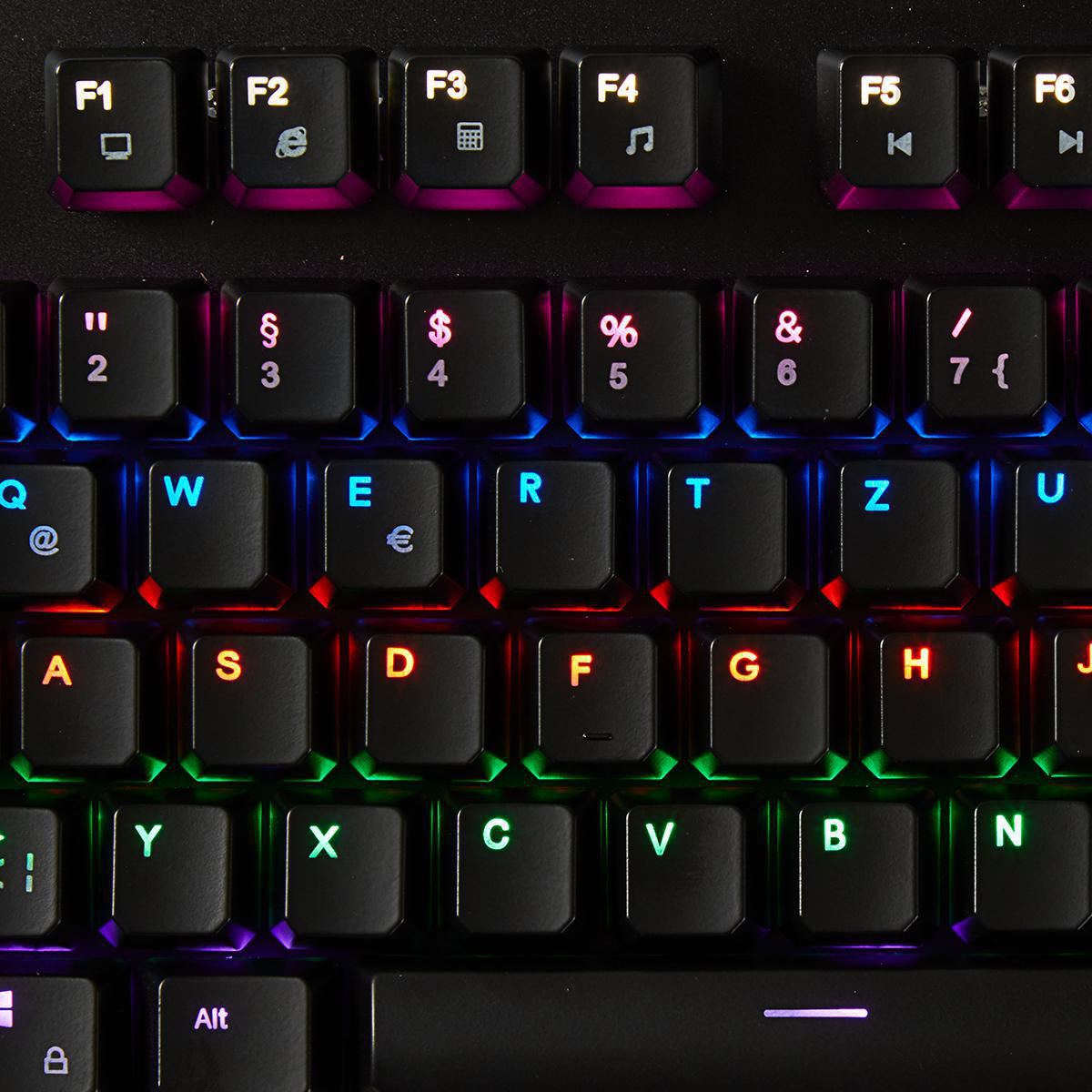 Nahaufnahme einer schwarzen Tastatur mit farbenfroh beleuchteten Tasten. Schwarzer Hintergrund.