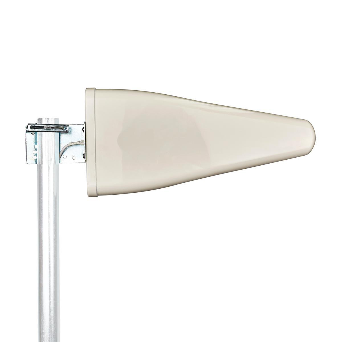 Une antenne blanche montée sur un poteau métallique, sur fond blanc. L'antenne est inclinée.