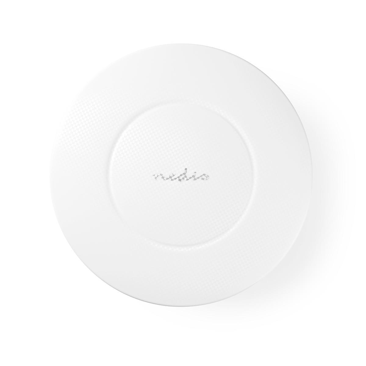 Assiette blanche avec nom de la marque, isolée sur fond blanc.