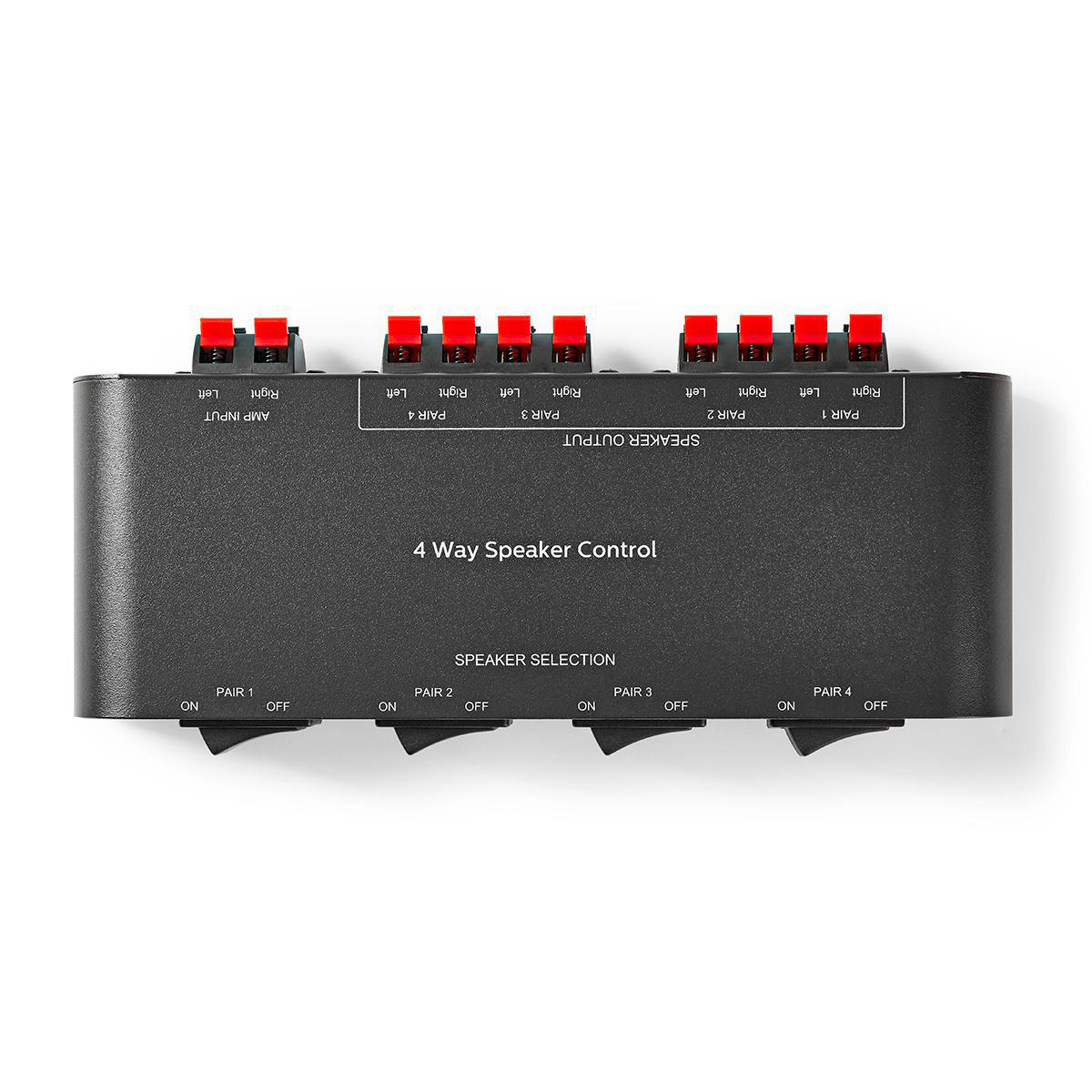 Ein schwarzer digitaler Receiver mit blauem Display, das Zahlen anzeigt. Er hat Knöpfe und steht auf weißer Oberfläche.