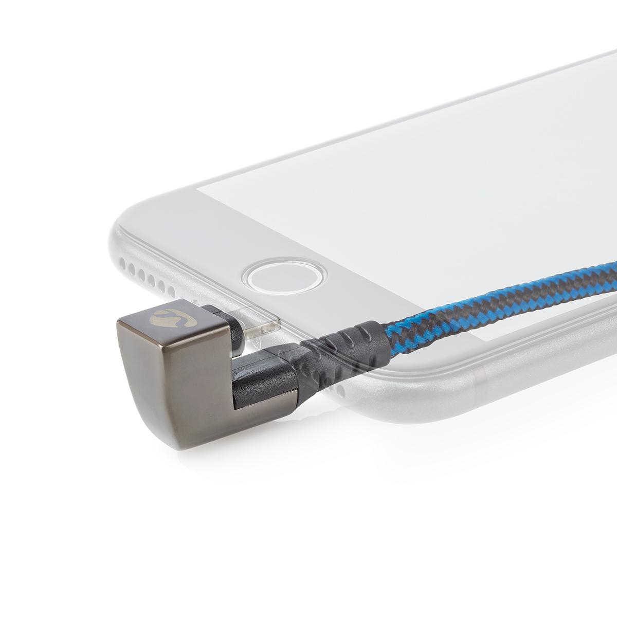 Telefoon met een oplaadkabel aangesloten. De kabel is zwart en blauw.