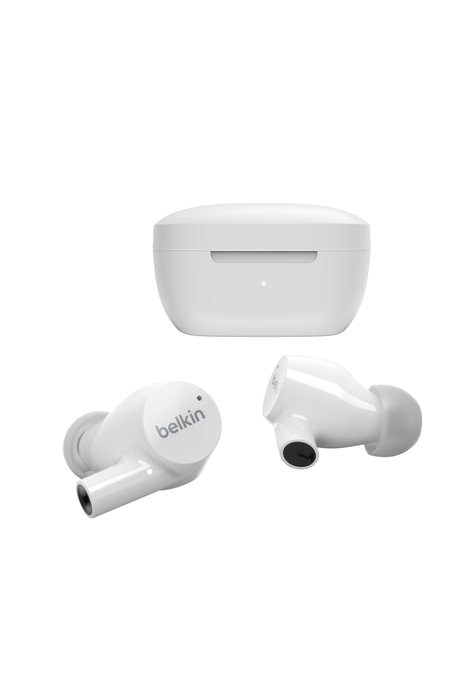 Białe bezprzewodowe słuchawki douszne i etui ładujące na białym tle. Widoczne logo Belkin.