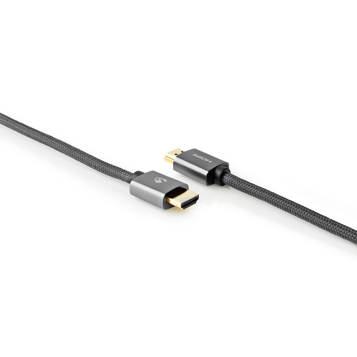 HDMI-kabel met grijze connectoren en een zwarte gevlochten kabel, op een wit oppervlak.