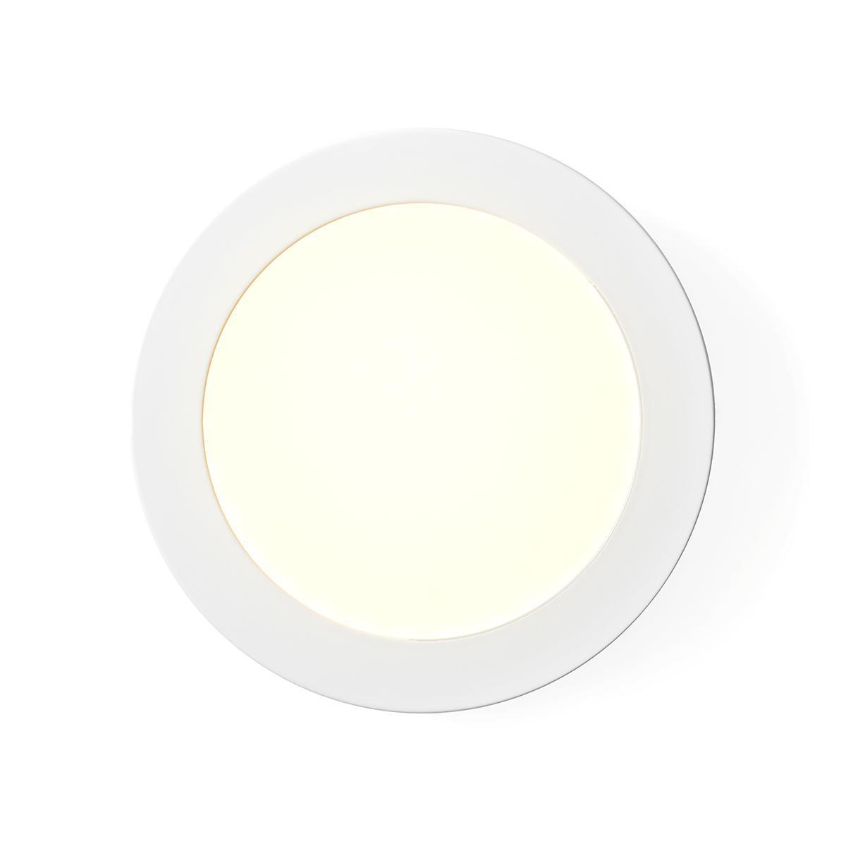 Un apparecchio di illuminazione circolare bianco, che brilla intensamente dal centro, su sfondo bianco.