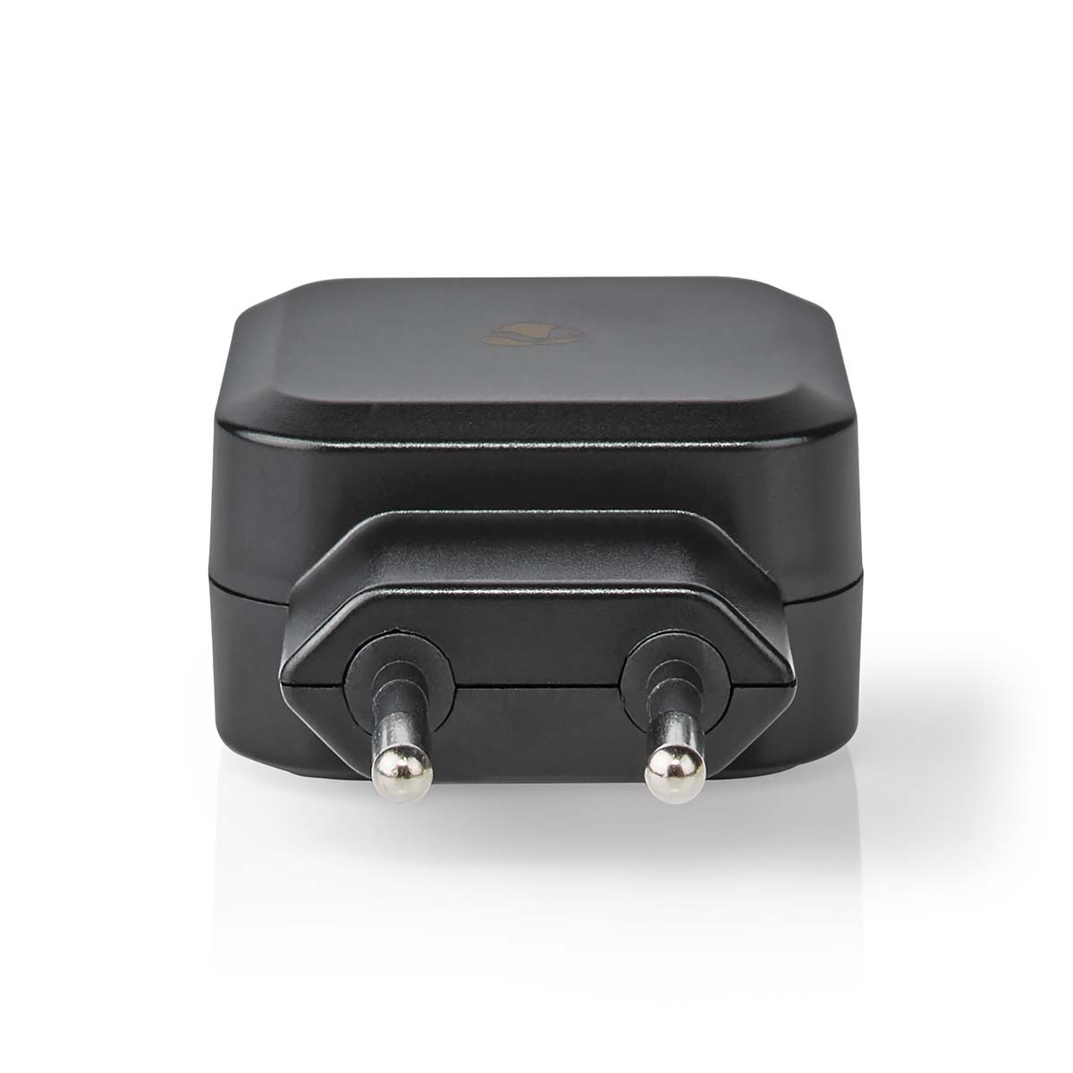 Schwarzes Netzteil mit zwei silbernen Stiften. Der Adapter hat eine quadratische Form.