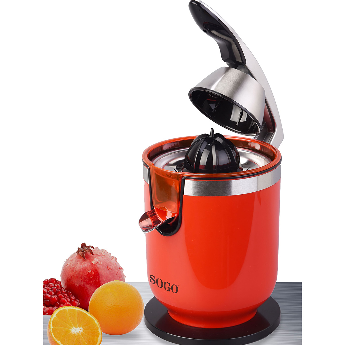 Exprimidor rojo y plateado con fruta. Granadas y naranjas.