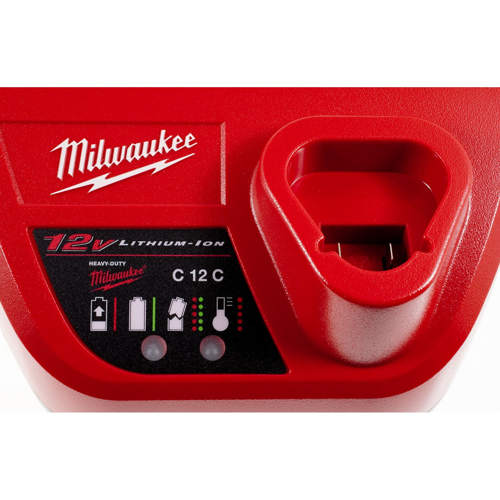 Cargador de batería rojo Milwaukee de 12 V de iones de litio. Tiene indicadores de carga y el logotipo de Milwaukee.