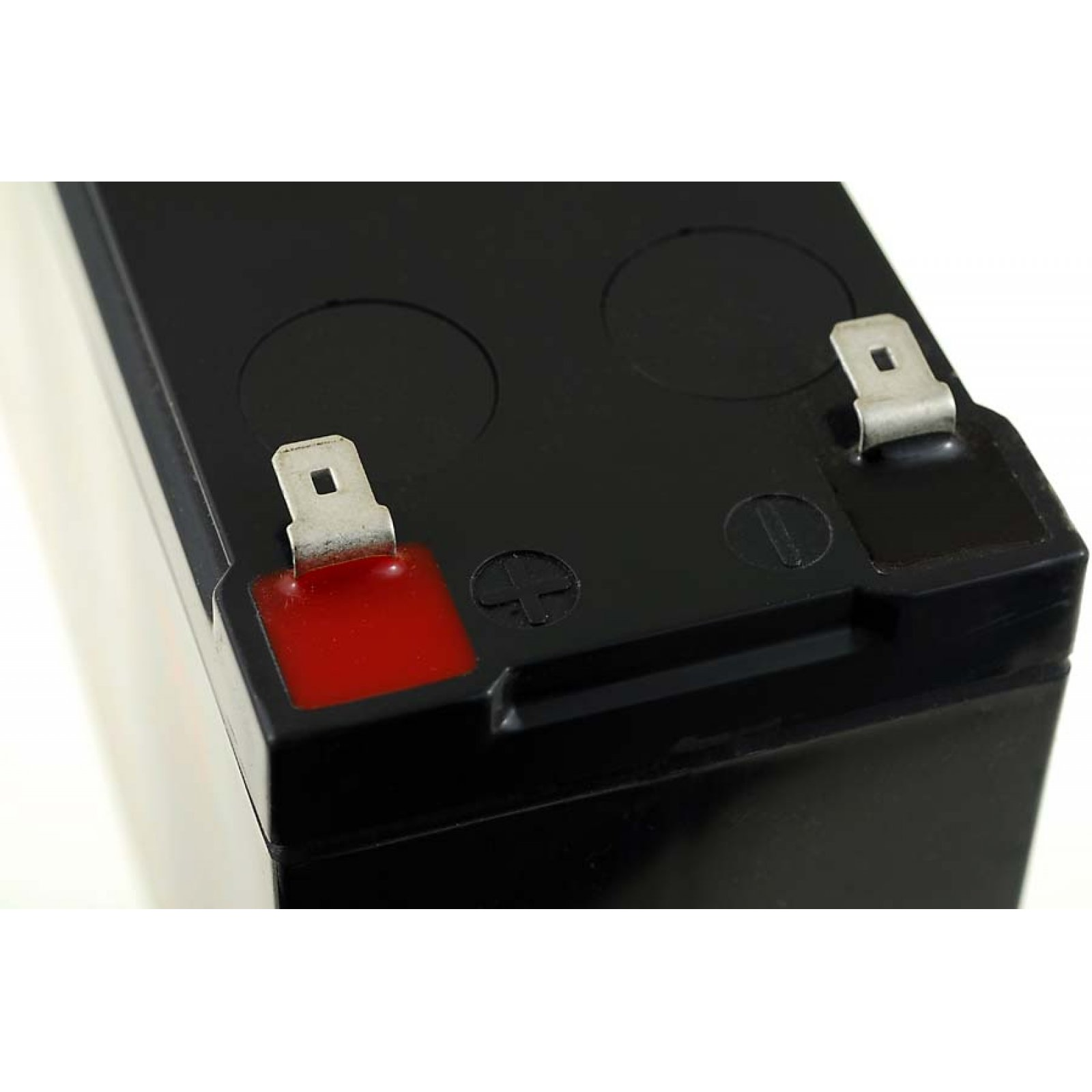 Batería negra de 12V con terminal positivo rojo y conectores metálicos. Aislada sobre fondo blanco.