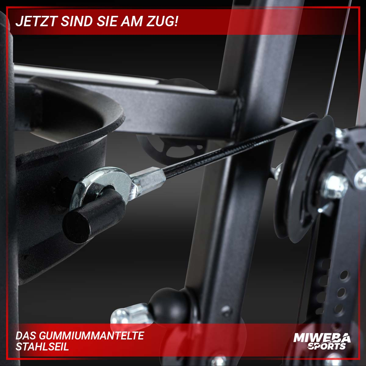 Nahaufnahme einer Fitnessmaschine mit Kabel. Schwarzer Metallrahmen, eine Umlenkrolle und ein Kabel sind sichtbar.