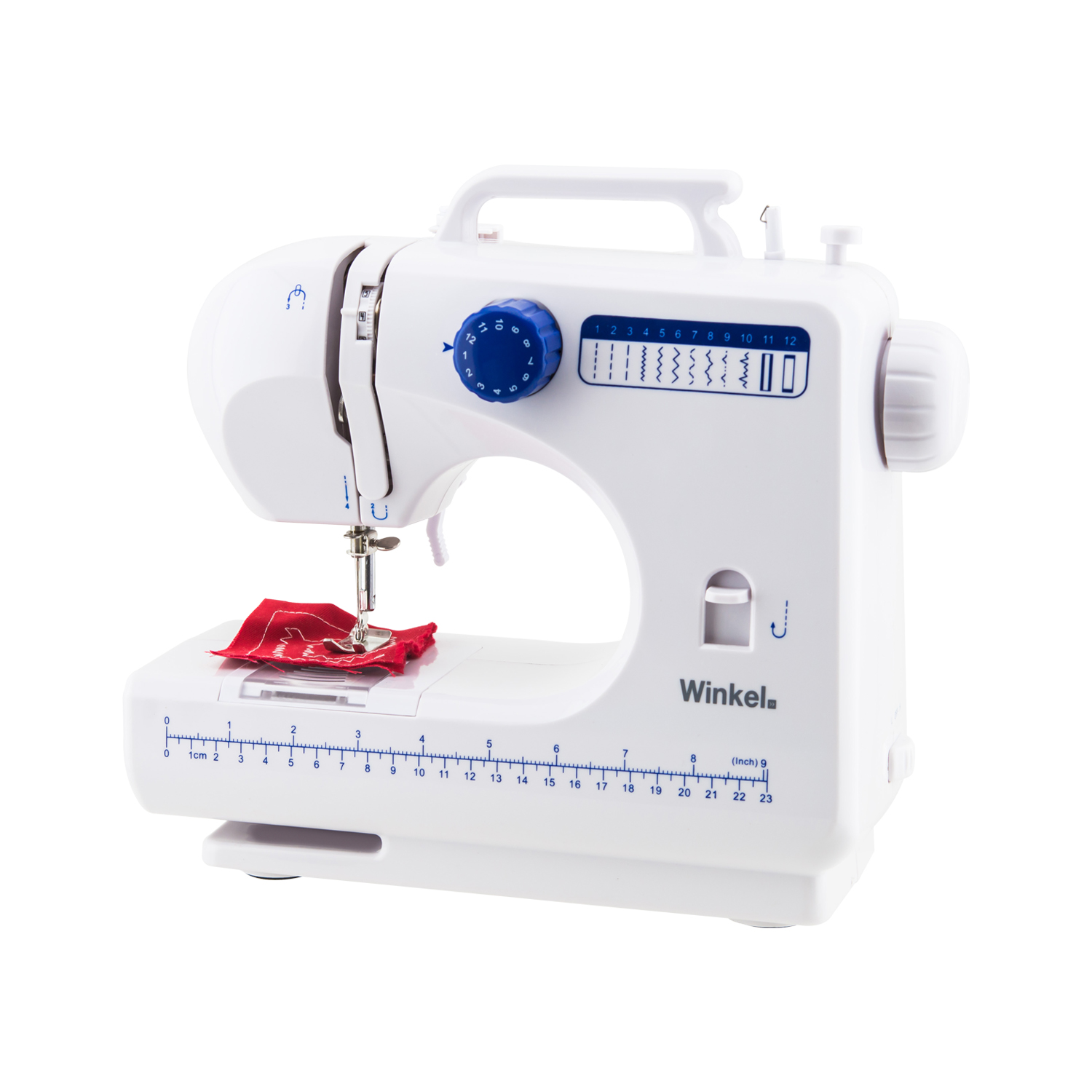Biała maszyna do szycia Winkel z czerwoną tkaniną pod igłą. Posiada niebieską tarczę i oznaczenia pomiarowe.