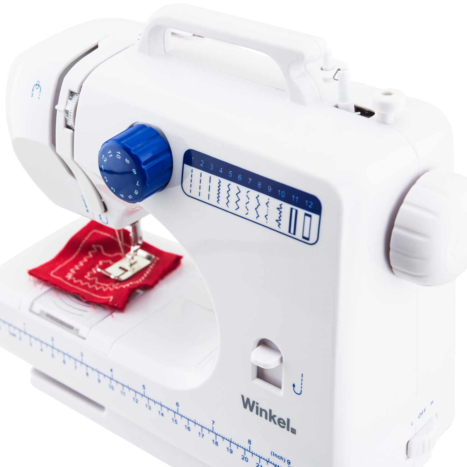 Biała maszyna do szycia z czerwoną tkaniną. Niebieska tarcza z numerami. Białe tło.