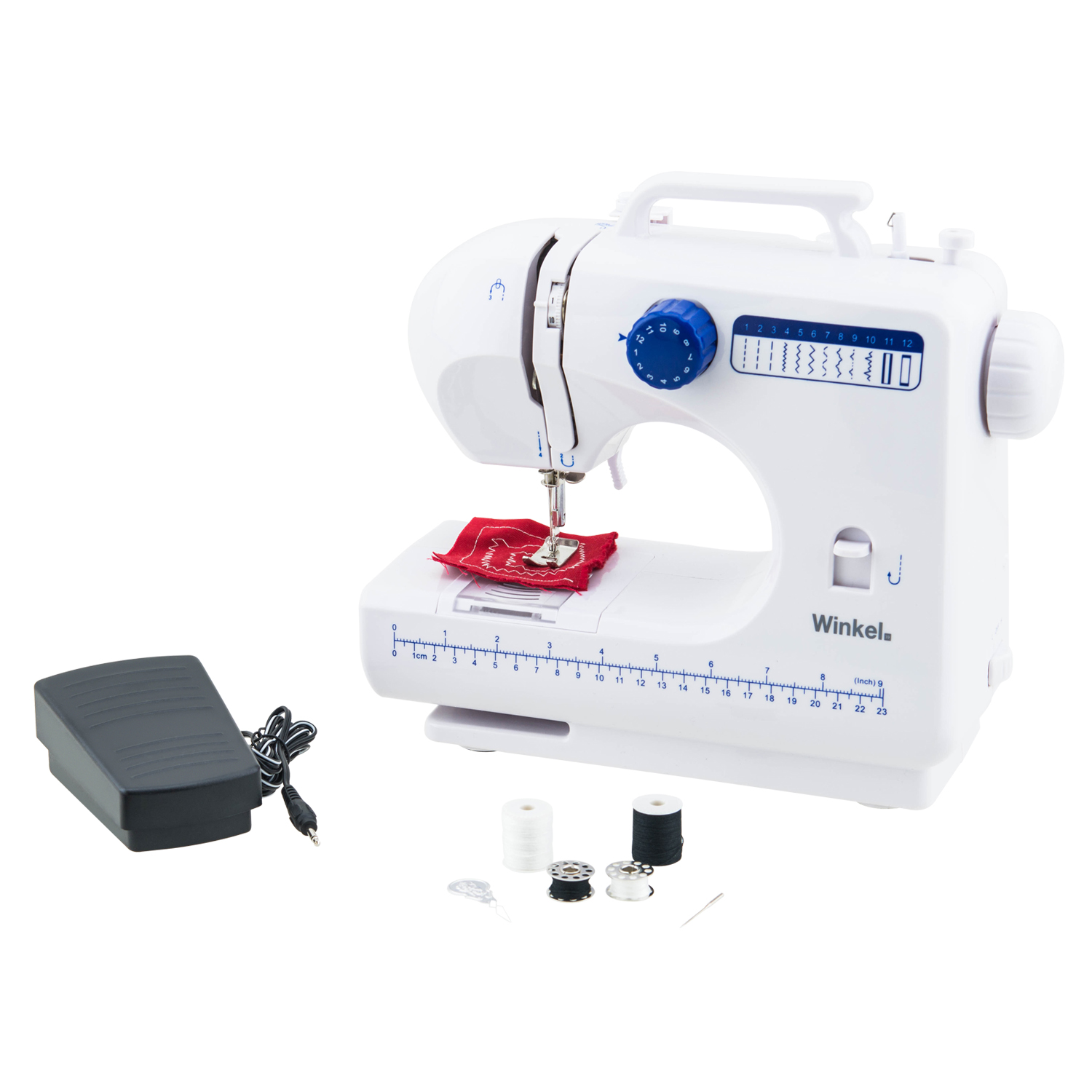 Biała maszyna do szycia z akcesoriami na białej powierzchni.