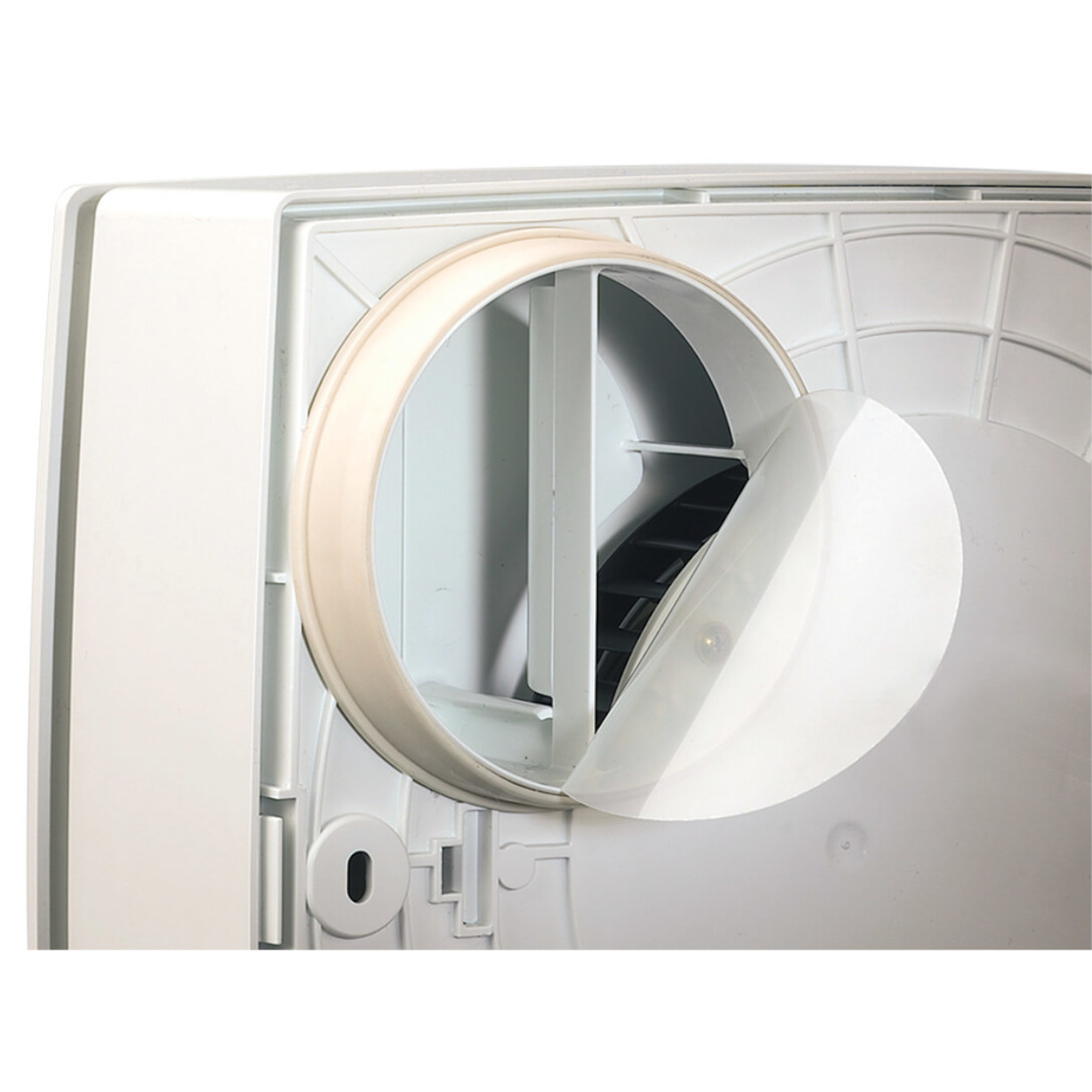 Primo piano dell'interno di un elettrodomestico bianco con coperchio trasparente e filtro.
