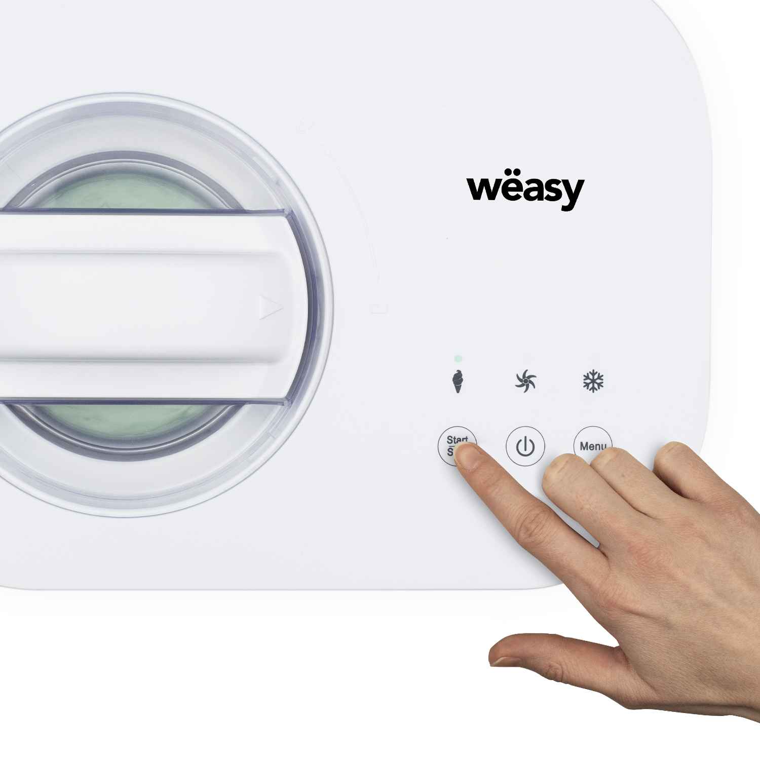 Ein Finger drückt die 'Start'-Taste auf einer weißen Eismaschine mit dem Logo 'Weasy'.