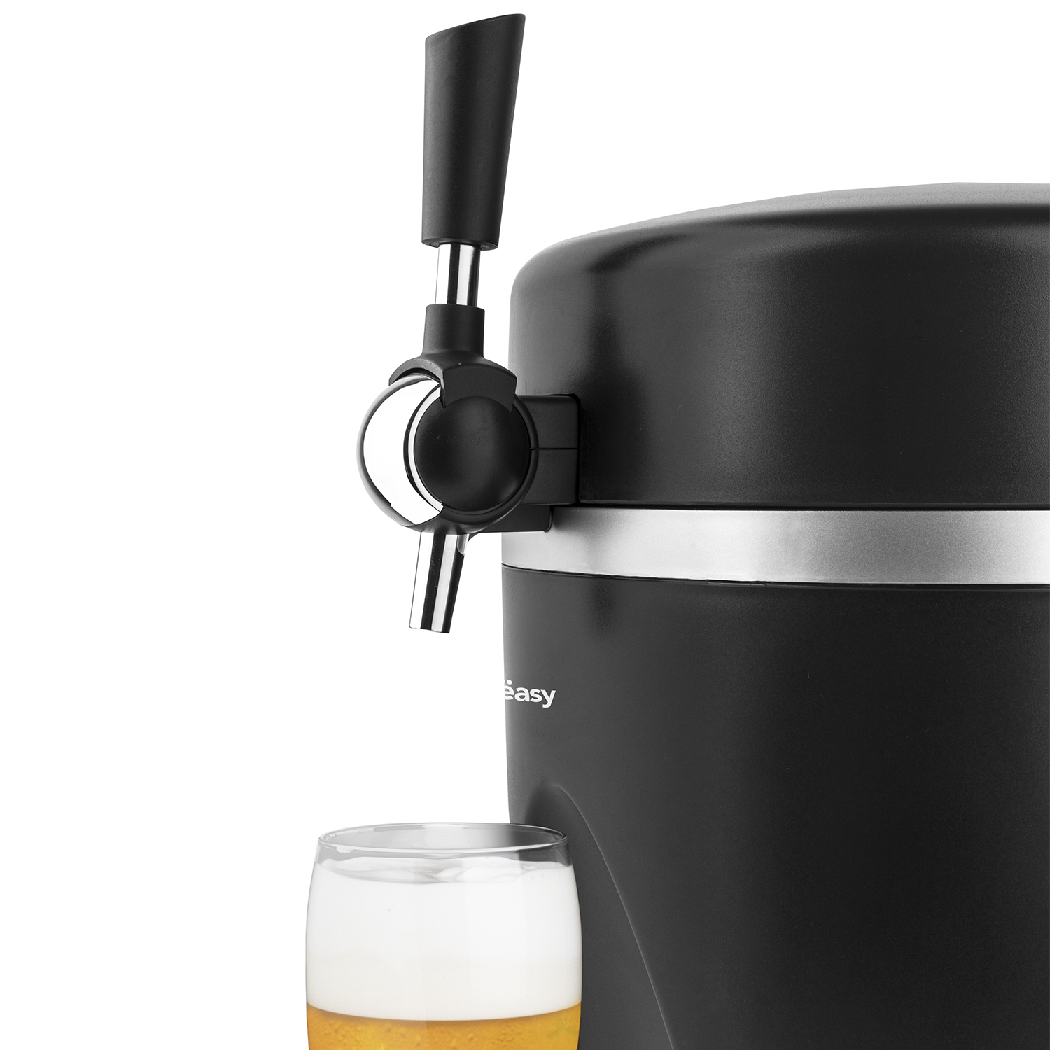 Un grifo de cerveza negro con un vaso que se está llenando. El grifo está en un dispensador de cerveza negro.