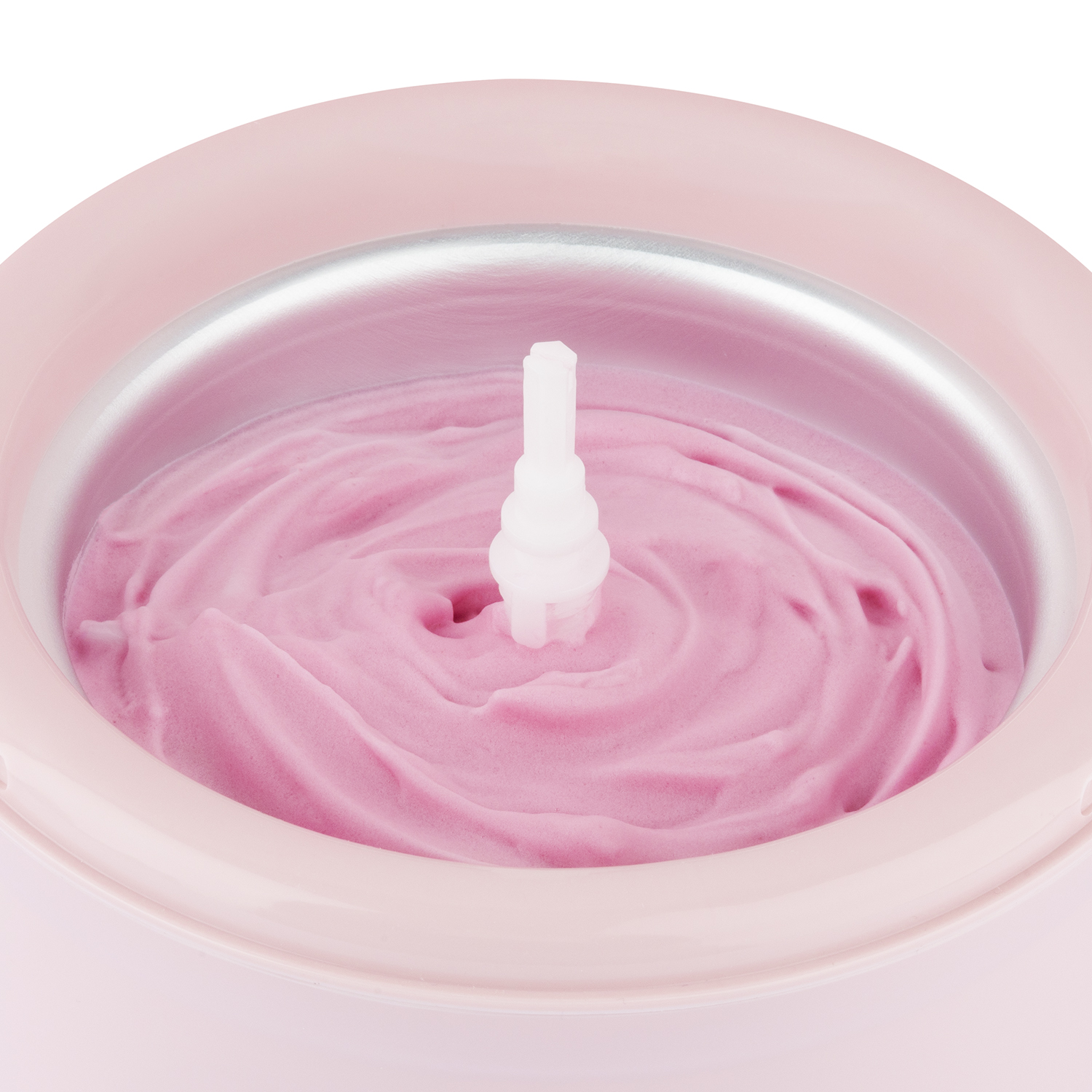 Rosa Eismaschine mit rosa Eis. Ein weißer Kunststoffrührer befindet sich in der Mitte.